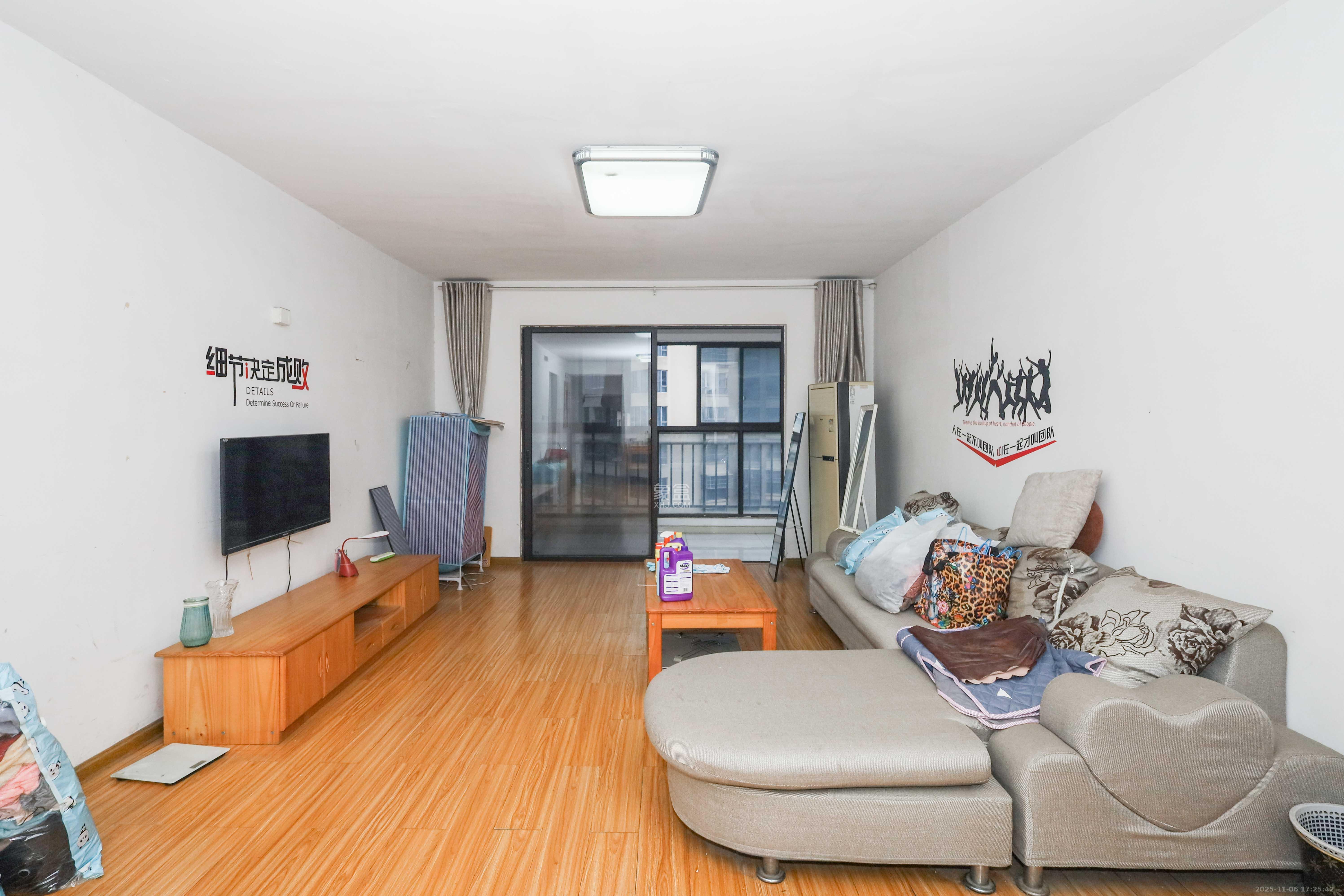 保利麓谷林语F区 4室2厅2卫 120.0万 保利麓谷林语F区 4室2厅2卫 120.0万客厅