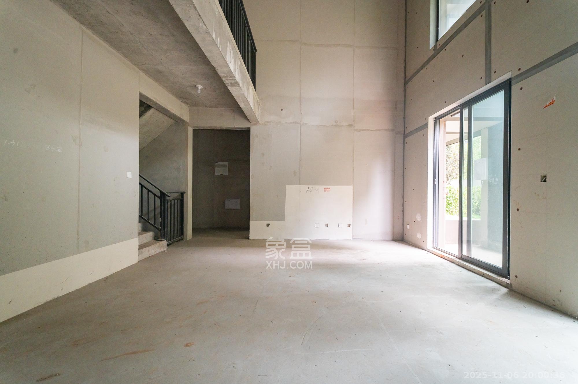 五矿万境松雅 5室2厅3卫 230.0万 五矿万境松雅 5室2厅3卫 230.0万客厅