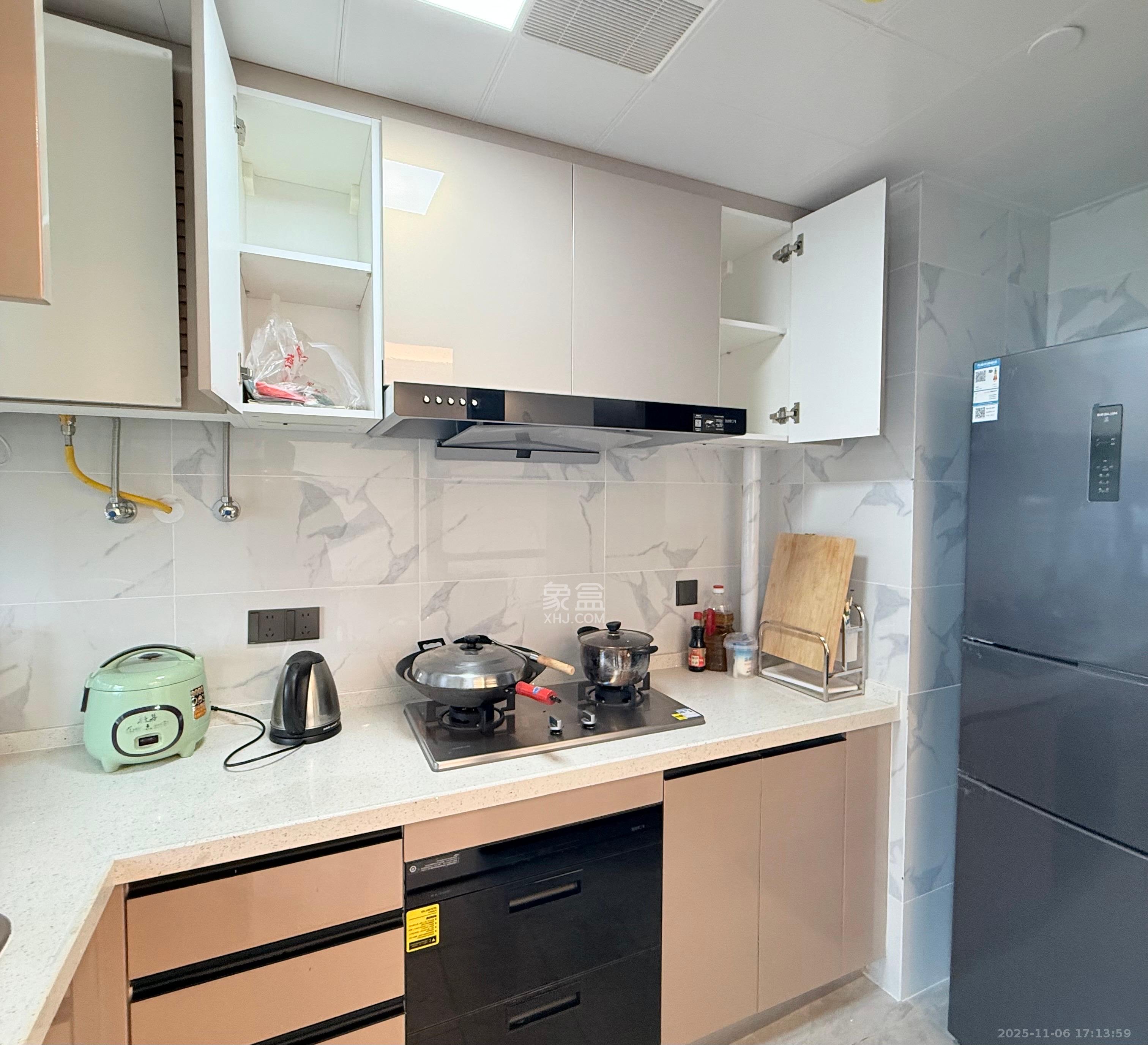 绿地V岛  4室2厅2卫    4500.0元/月室内图