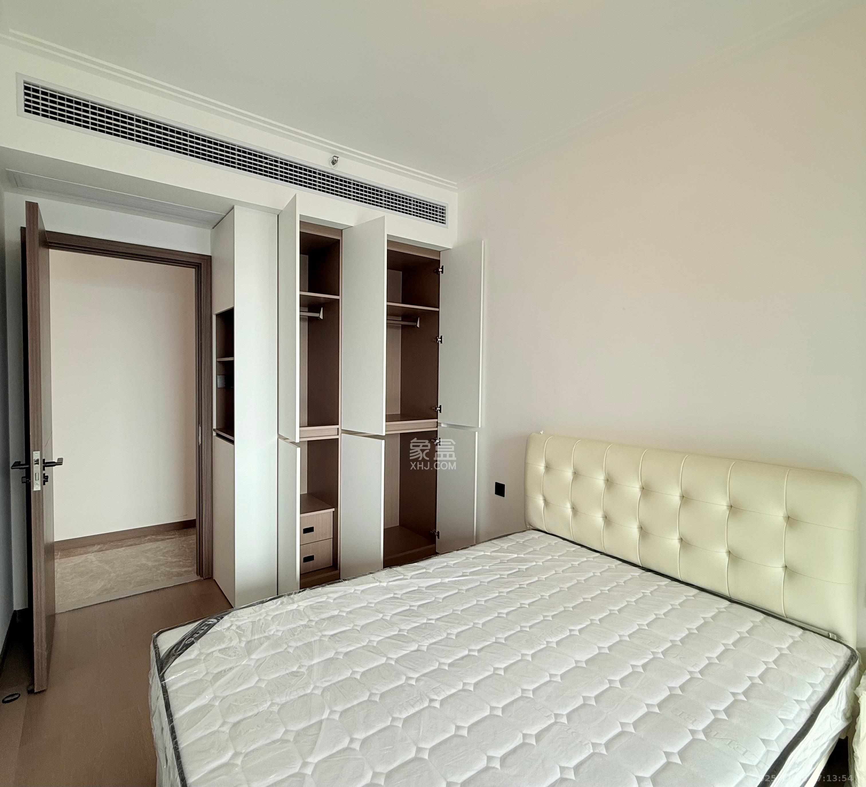 绿地V岛  4室2厅2卫    4500.0元/月室内图