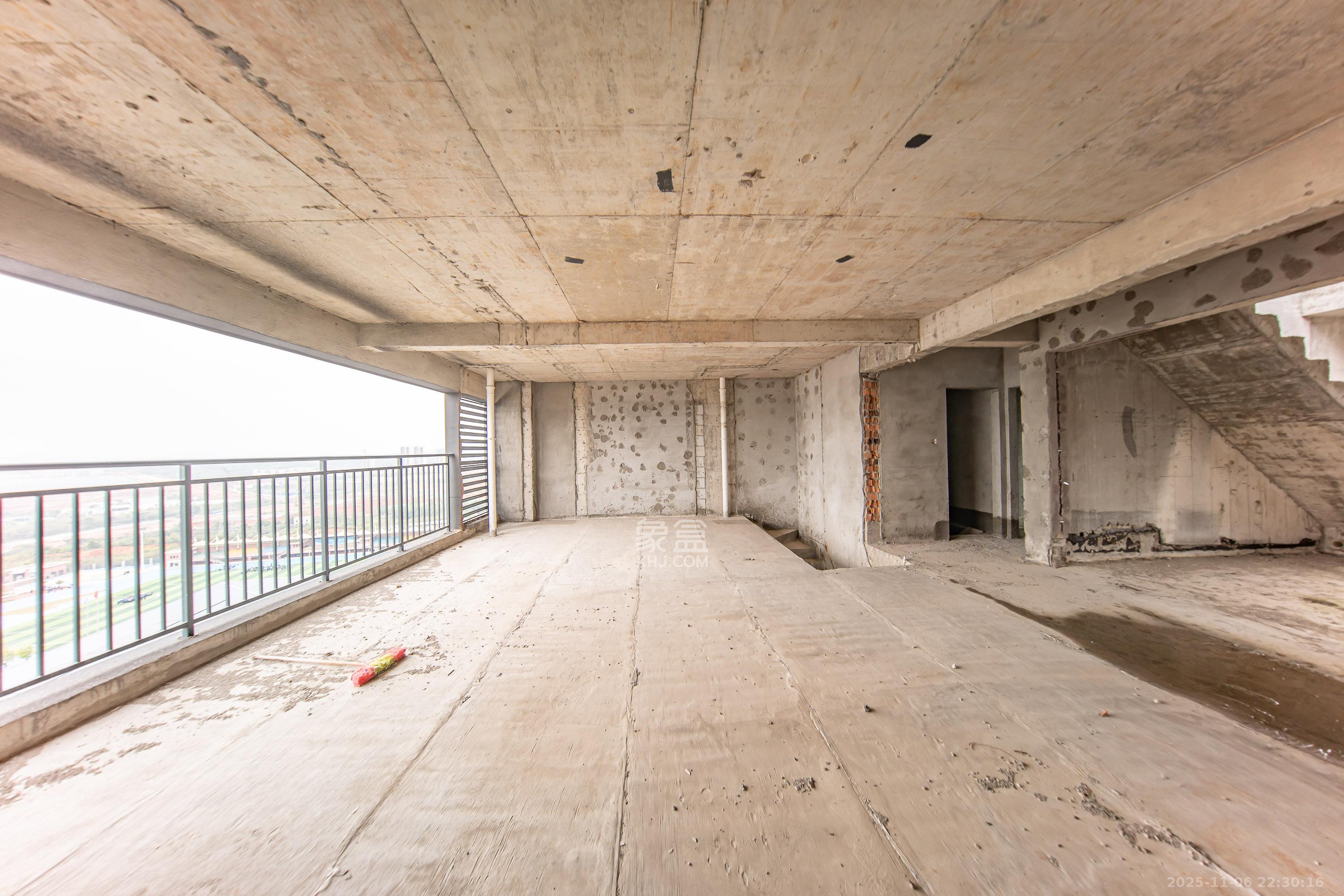 汉唐翰林府  4室2厅2卫    230.0万卧室