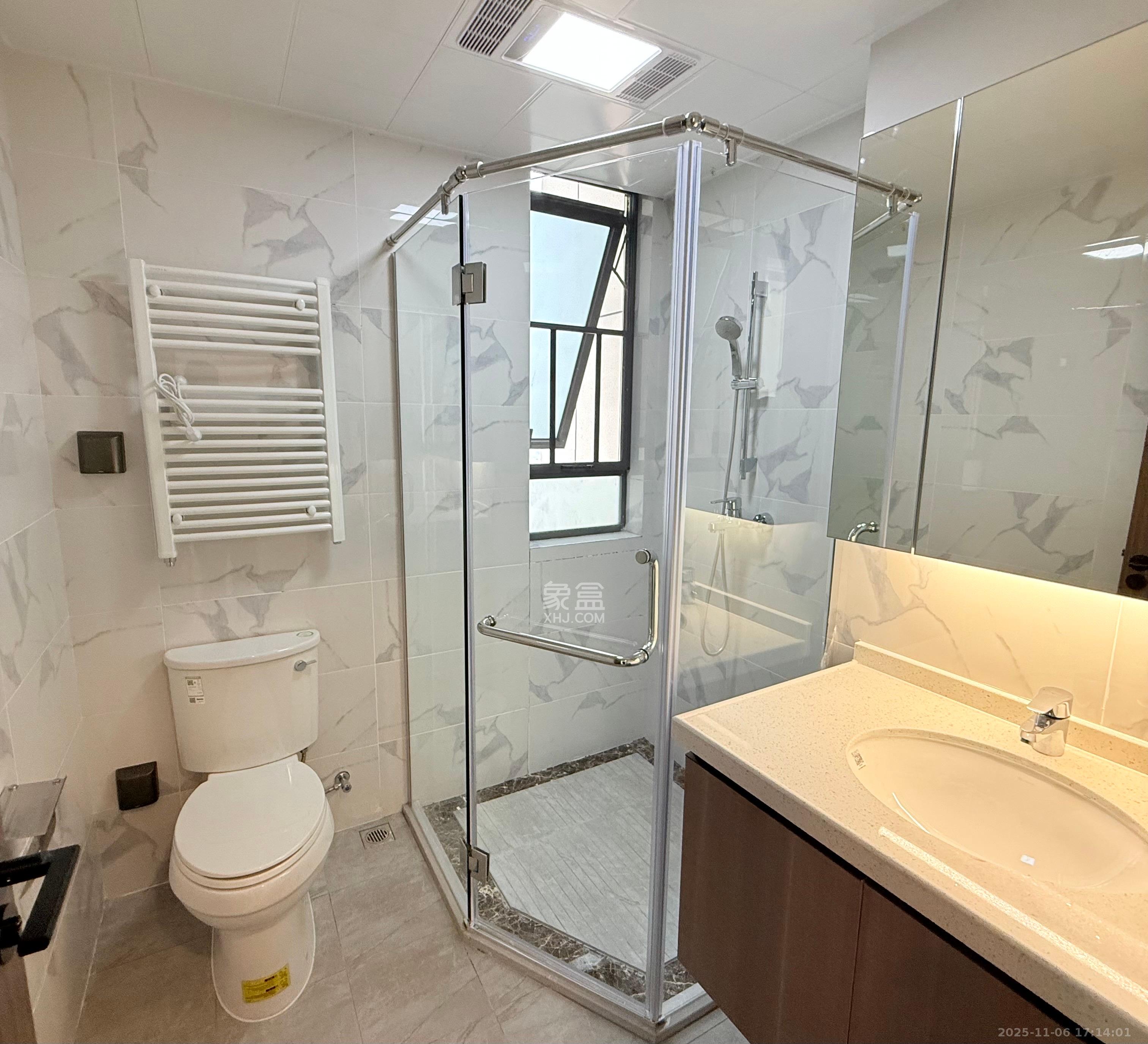 绿地V岛  4室2厅2卫    4500.0元/月室内图