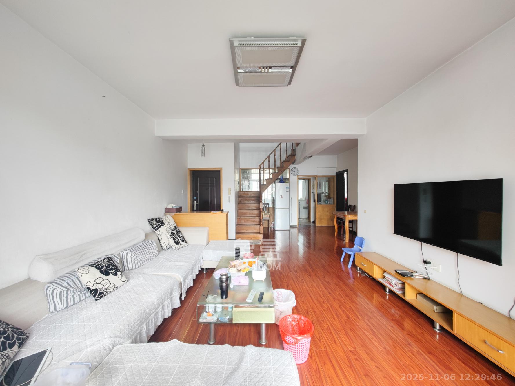 鄱阳小区  5室2厅2卫    70.0万客厅