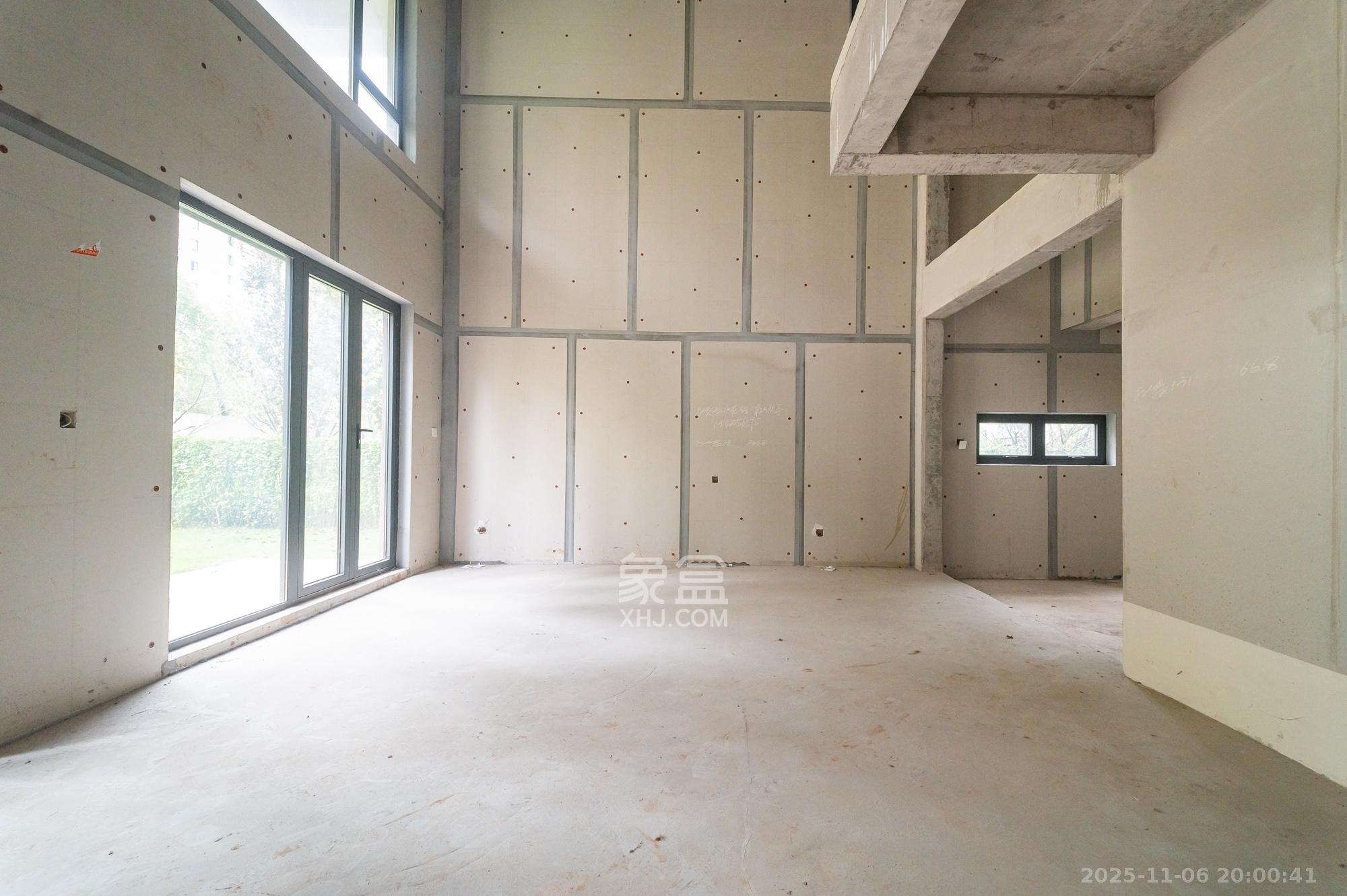 五矿万境松雅  5室2厅3卫    230.0万客厅