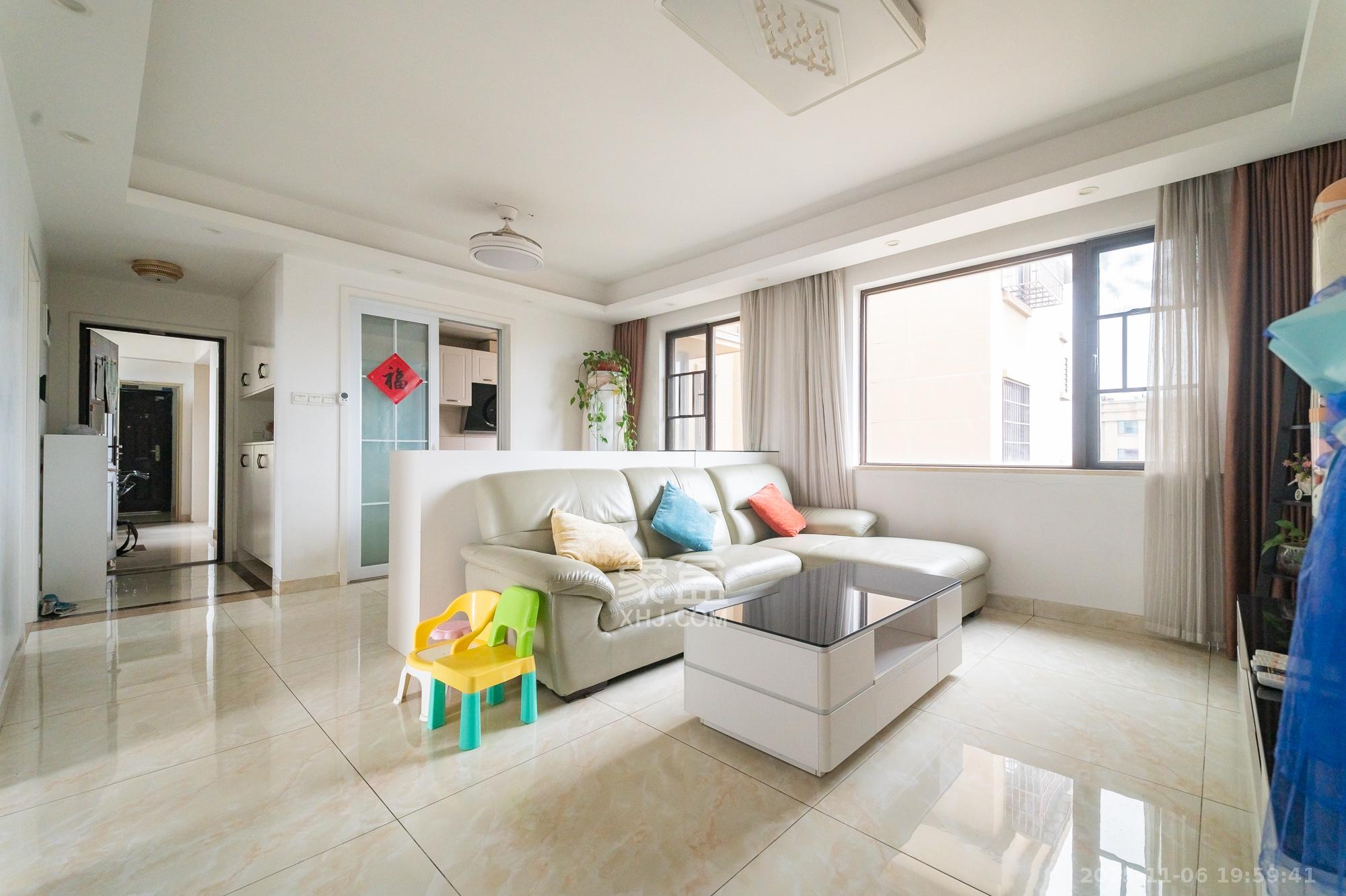 华润置地广场一期 3室3厅1卫 69.8万 华润置地广场一期 3室3厅1卫 69.8万客厅