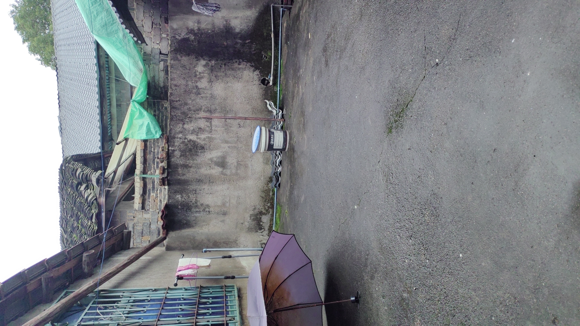 市中心散盘  4室2厅2卫    65.8万客厅