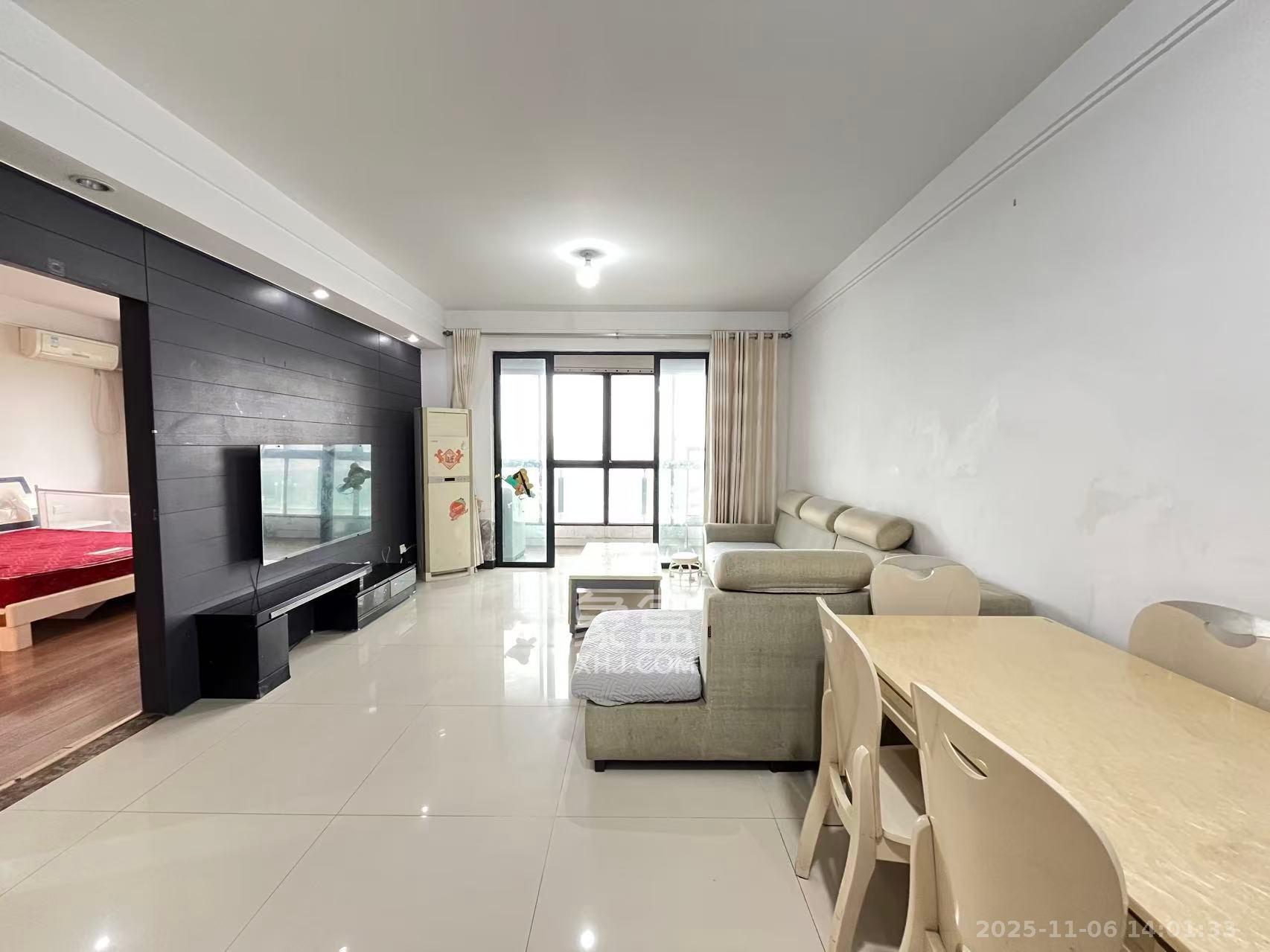 阳光100三期  3室2厅2卫    2500.0元/月