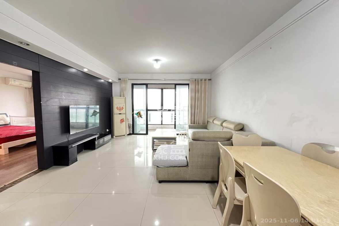 阳光100三期 3室2厅2卫 2500.0元/月 阳光100三期 3室2厅2卫 2500.0元/月室内图