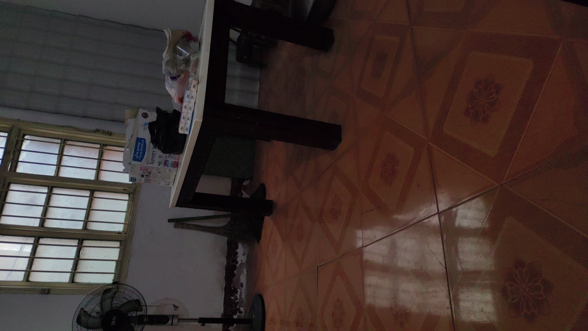 市中心散盘  4室2厅2卫    65.8万客厅