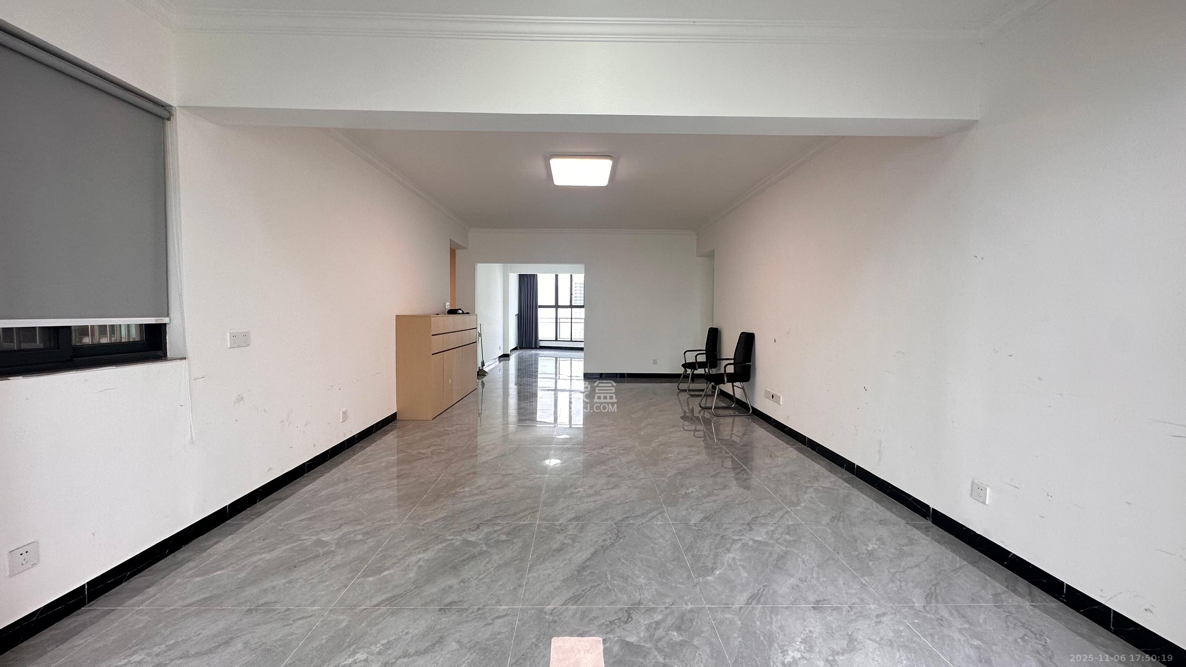 勤诚达新界  4室2厅2卫    2400.0元/月