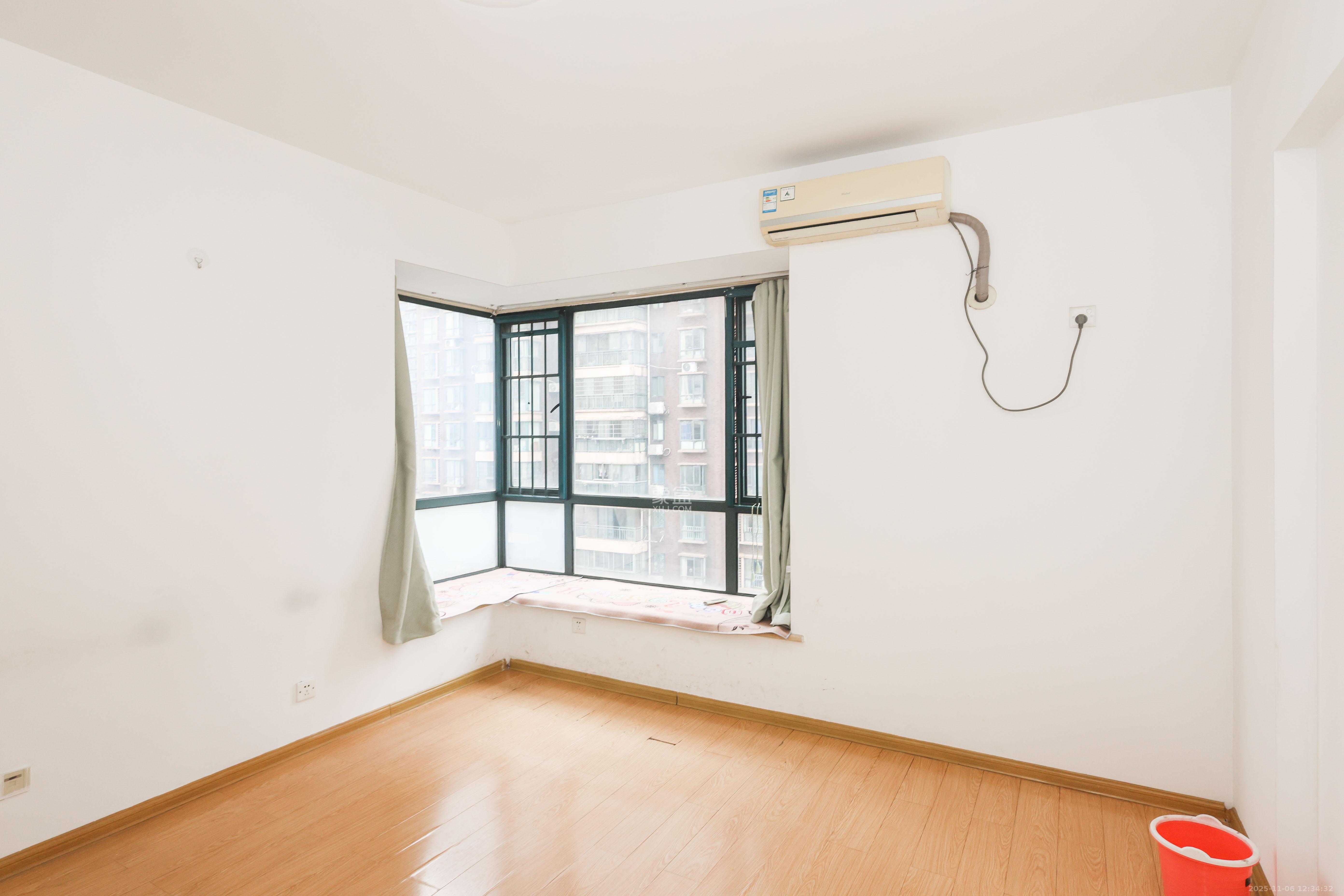 麓谷公馆（涉外国际公馆）  2室2厅2卫    60.0万卧室