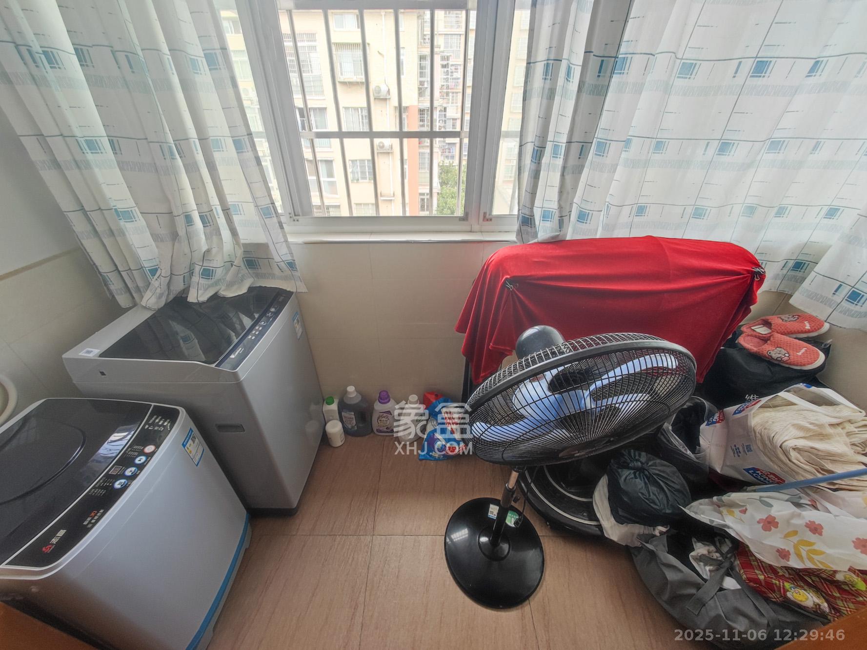 鄱阳小区  5室2厅2卫    70.0万阳台