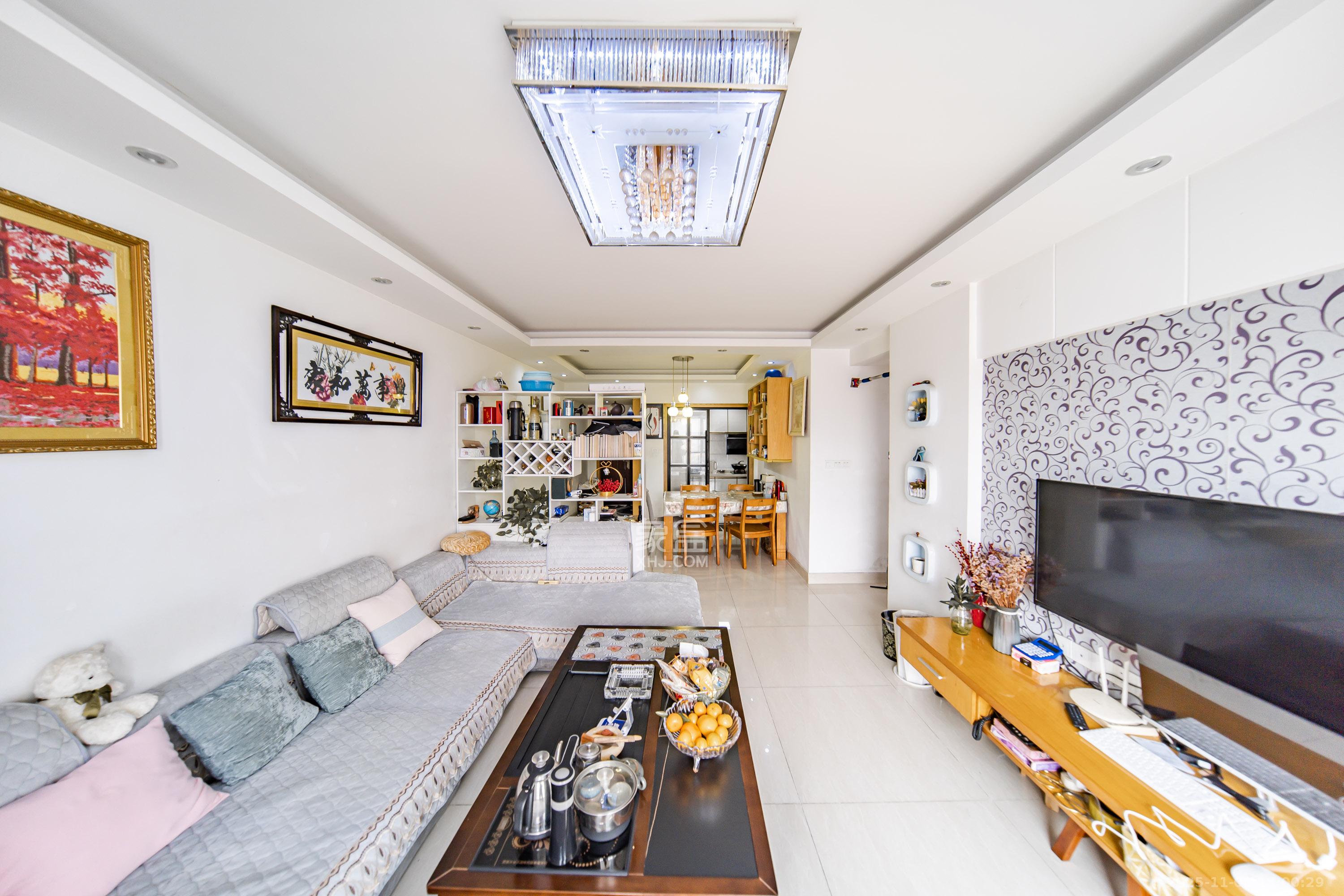 领航江阁 3室2厅1卫 90.0万 领航江阁 3室2厅1卫 90.0万客厅