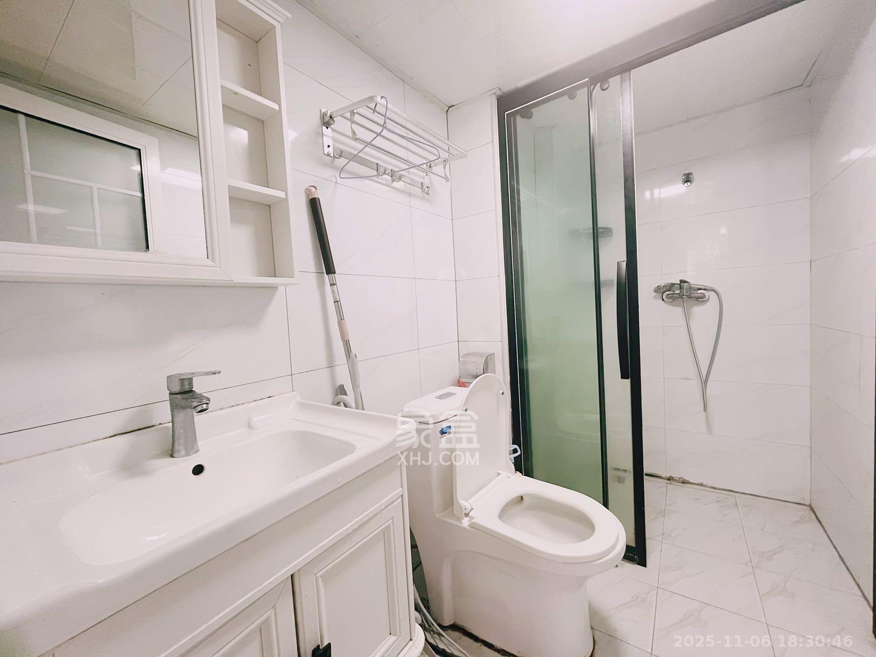 芙蓉万国城MOMA（卓越汇富苑）  3室1厅1卫    2000.0元/月室内图