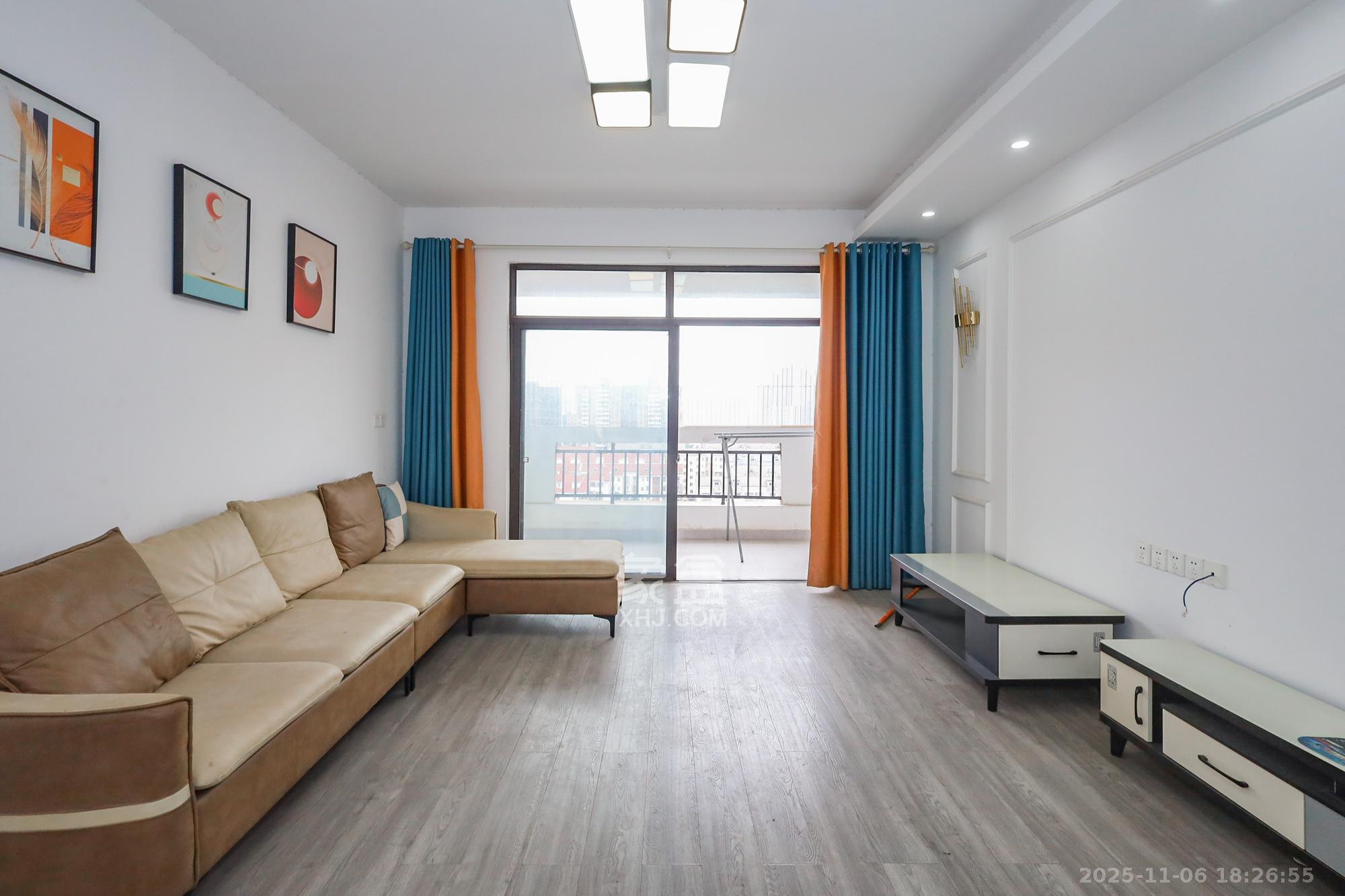 阳光丽城一期 4室2厅1卫 150.0万 阳光丽城一期 4室2厅1卫 150.0万客厅