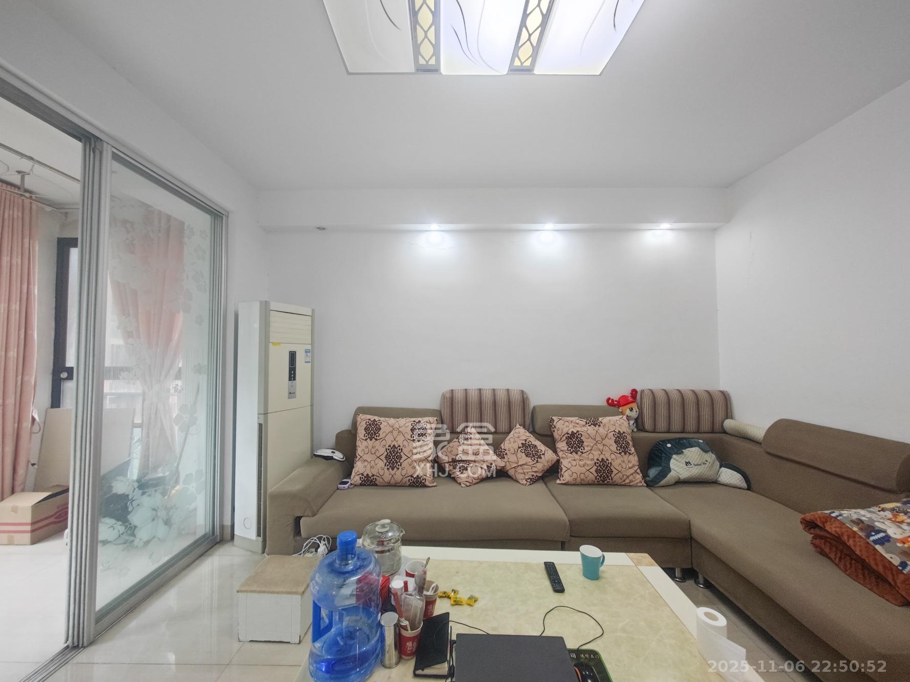 翡翠云天 2室2厅1卫 48.8万 翡翠云天 2室2厅1卫 48.8万客厅