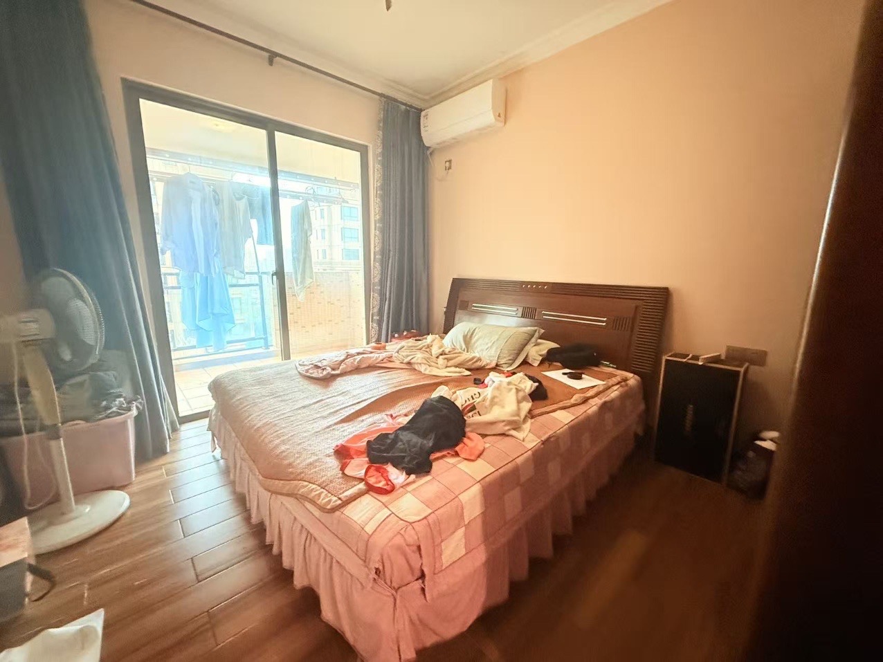 海岛国际名城  5室2厅2卫    300.0万客厅