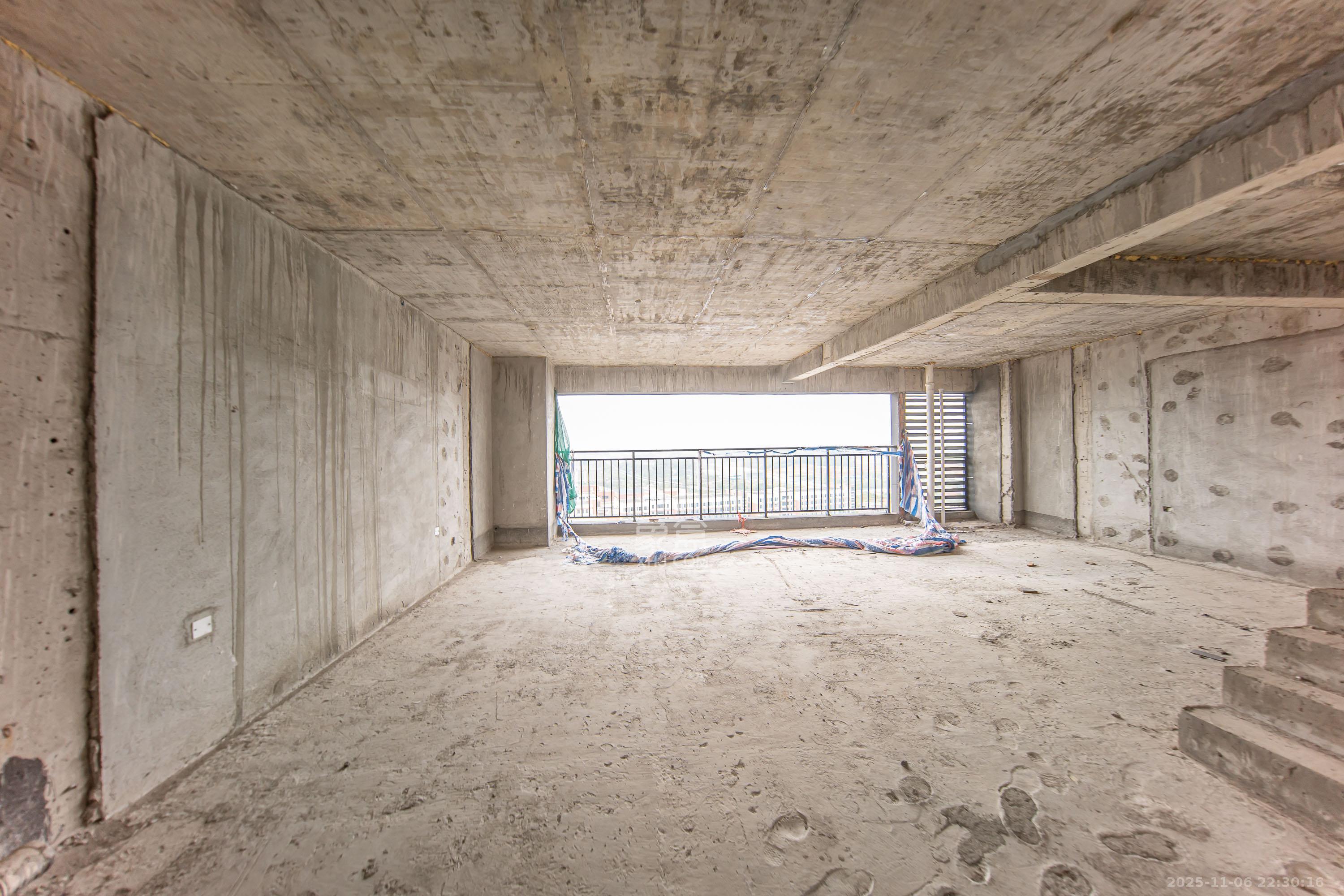 汉唐翰林府  4室2厅2卫    230.0万客厅