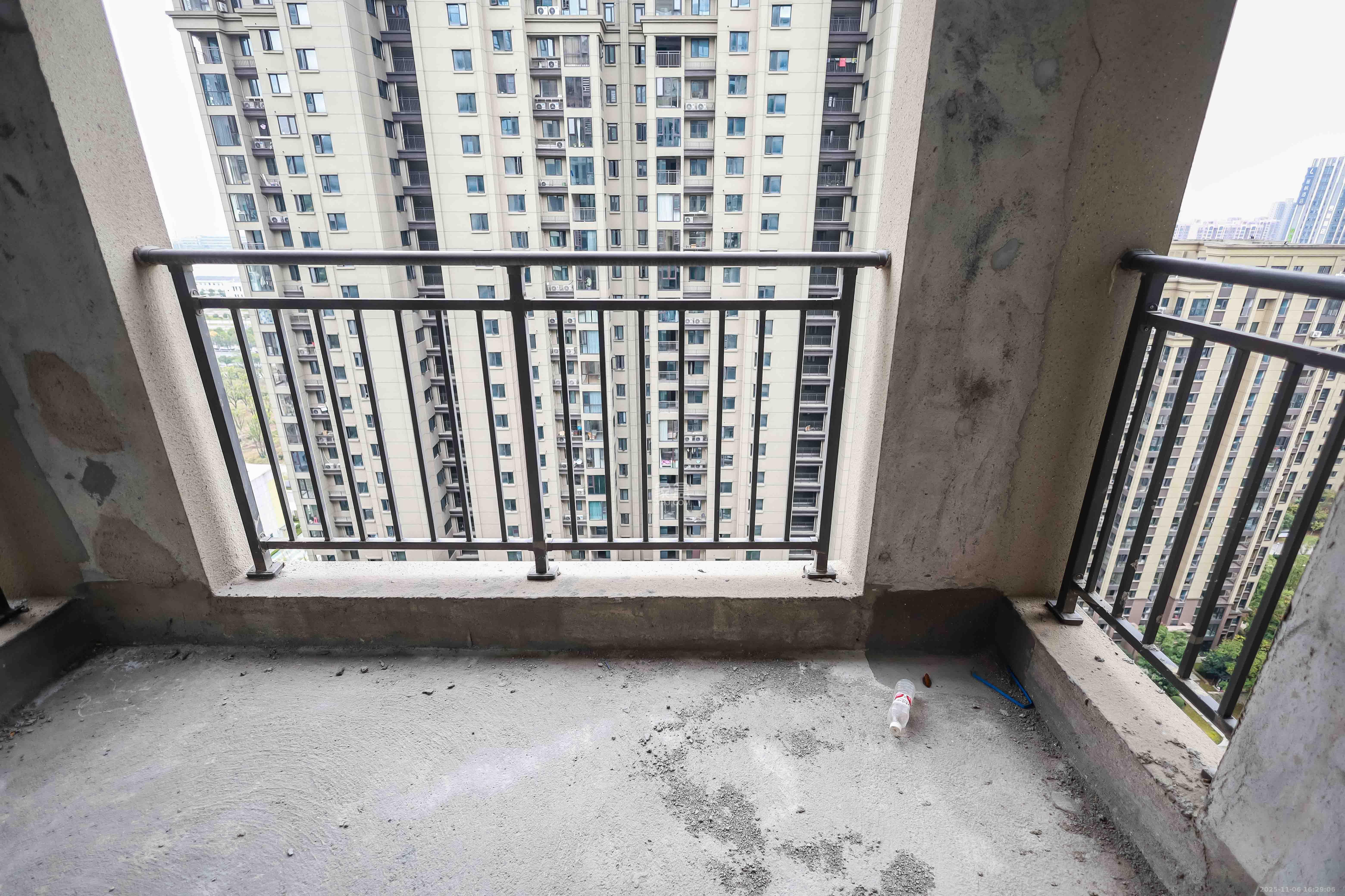 通号岭绣苑 3室2厅1卫 65.0万 通号岭绣苑 3室2厅1卫 65.0万阳台