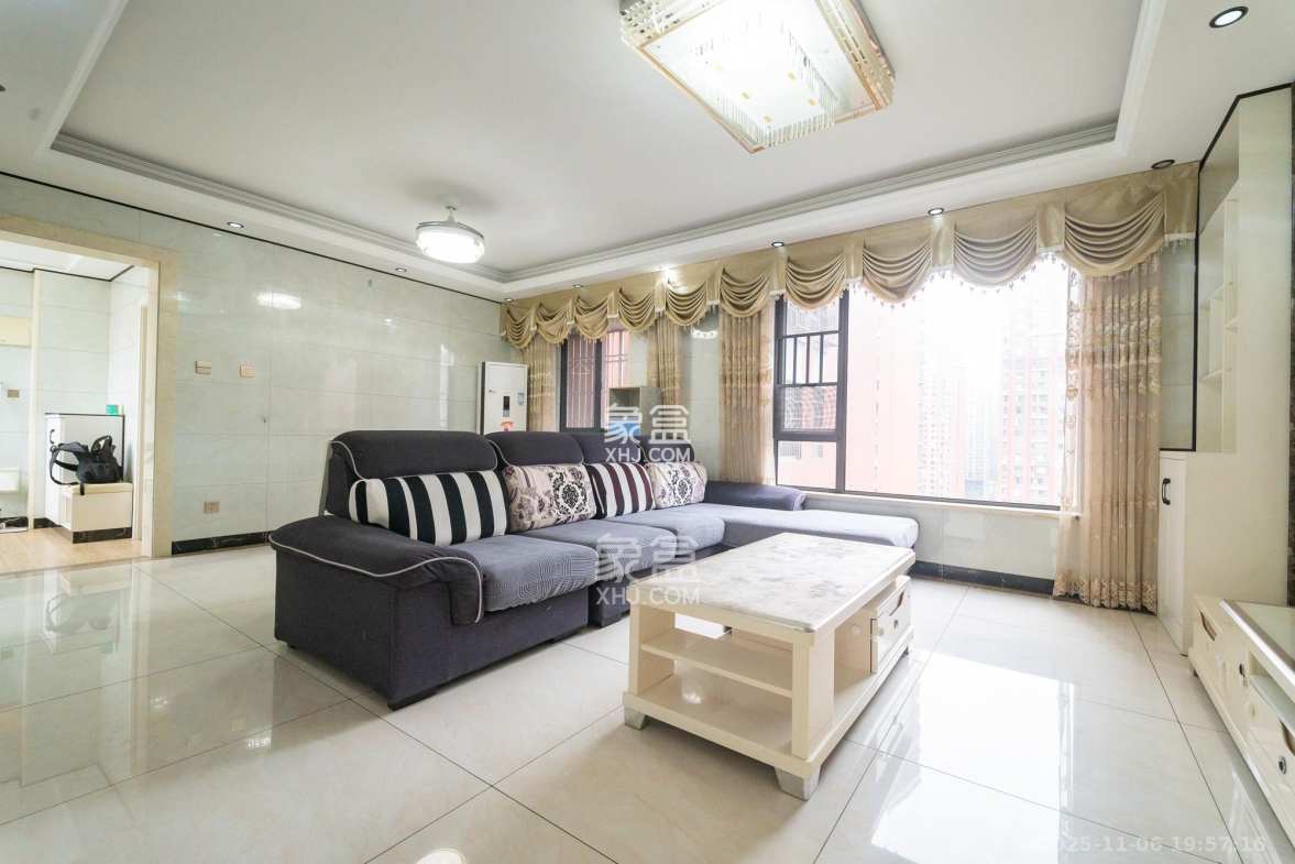 华润凤凰城二期 3室2厅1卫 65.8万 华润凤凰城二期 3室2厅1卫 65.8万客厅