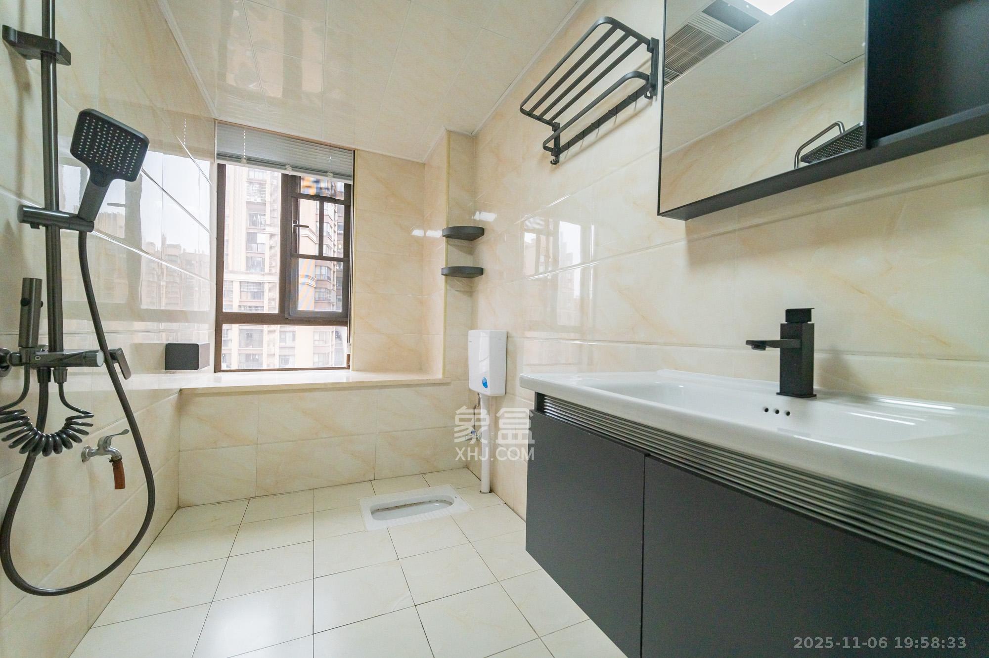 华润凤凰城三期 3室2厅1卫 99.8万 华润凤凰城三期 3室2厅1卫 99.8万卫生间