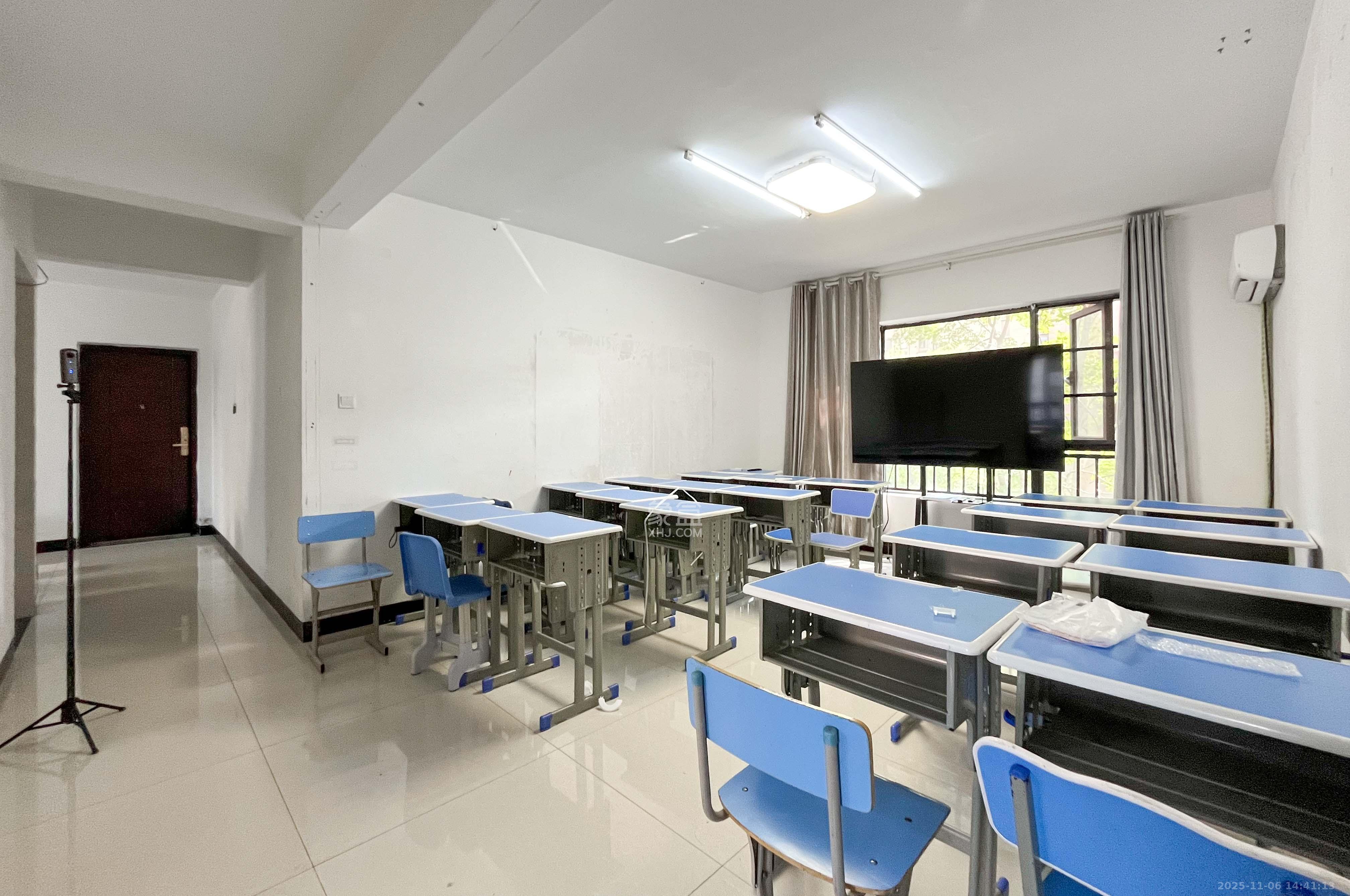 中海梅溪湖壹号  3室2厅2卫    158.0万客厅