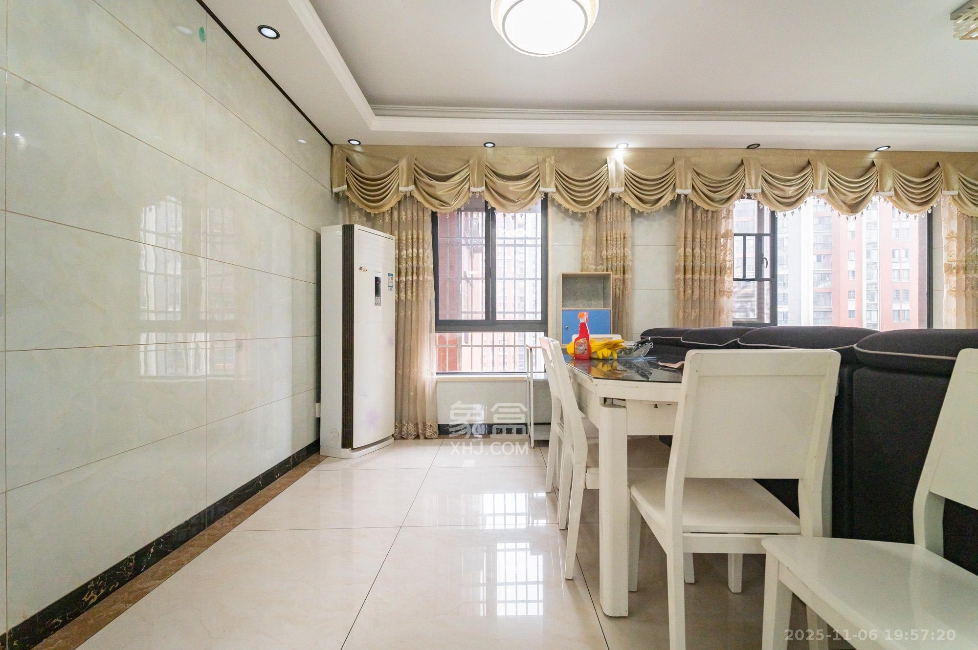 华润凤凰城二期 3室2厅1卫 65.8万 华润凤凰城二期 3室2厅1卫 65.8万客厅