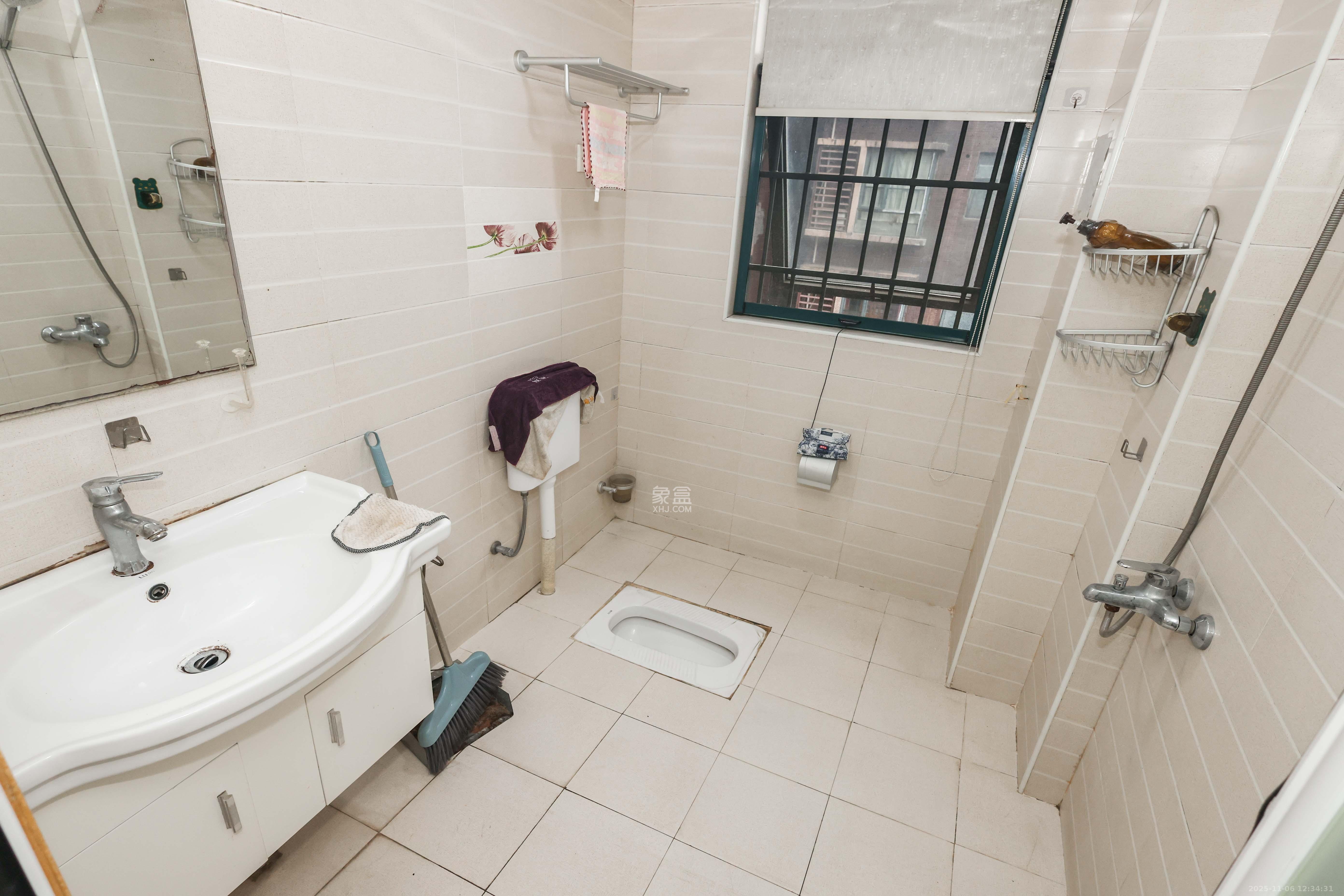 麓谷公馆(涉外国际公馆) 2室2厅2卫 60.0万 麓谷公馆(涉外国际公馆) 2室2厅2卫 60.0万卫生间