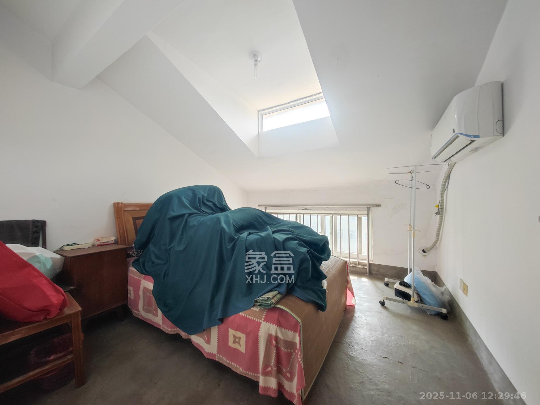 鄱阳小区  5室2厅2卫    70.0万卧室