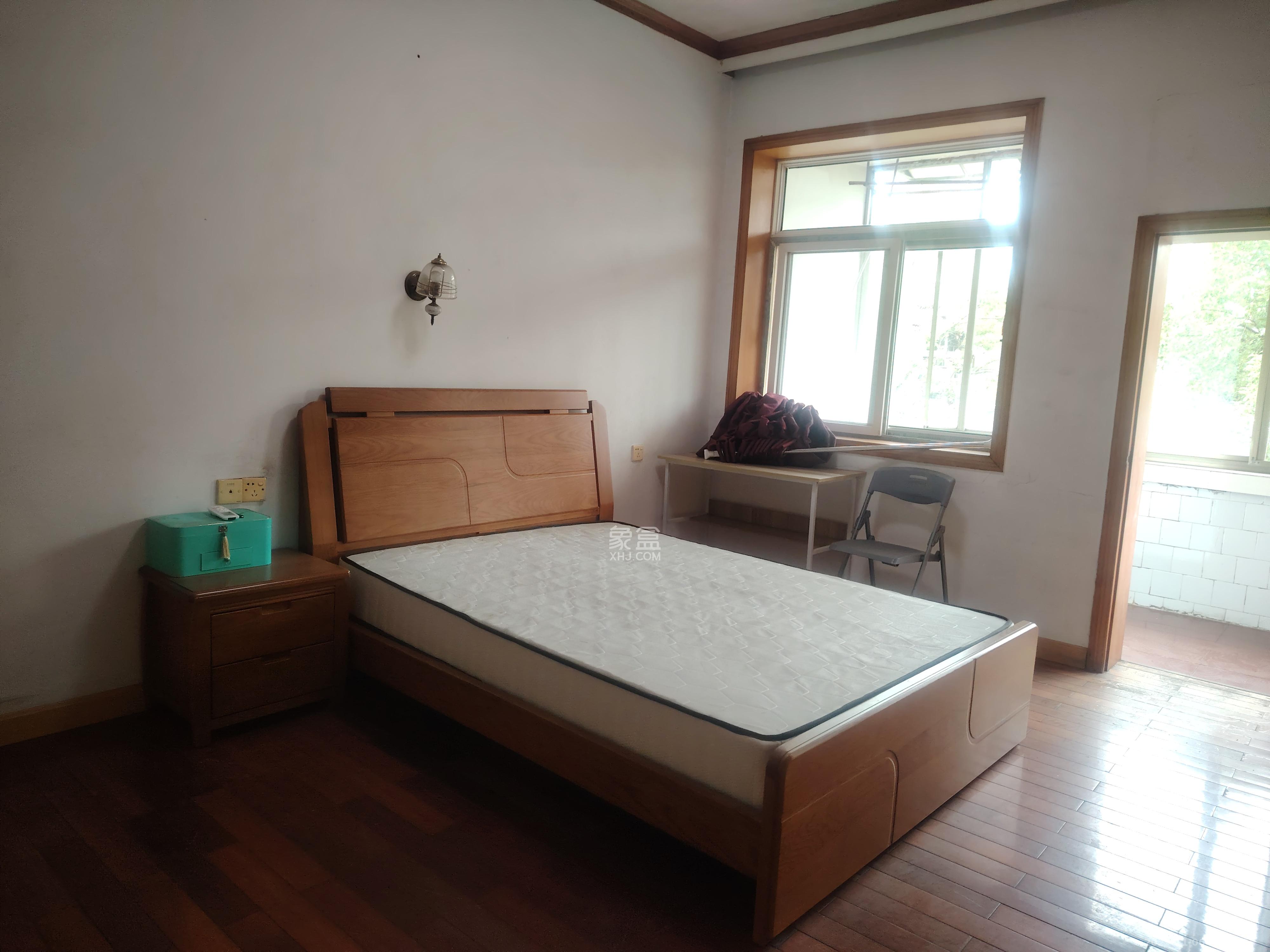 清水塘社区一中宿舍 3室2厅1卫 3500.0元/月 清水塘社区一中宿舍 3室2厅1卫 3500.0元/月室内图