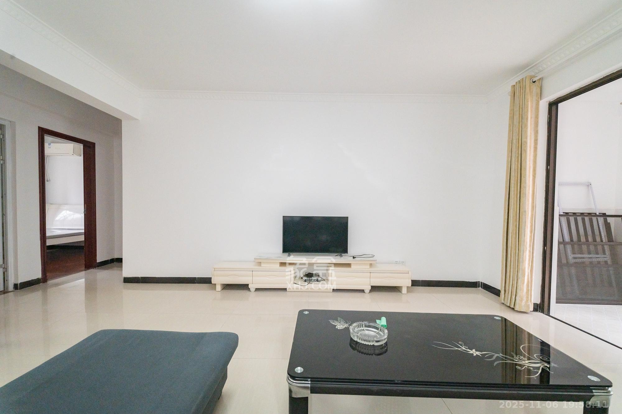 华润凤凰城三期 3室2厅2卫 85.0万 华润凤凰城三期 3室2厅2卫 85.0万客厅