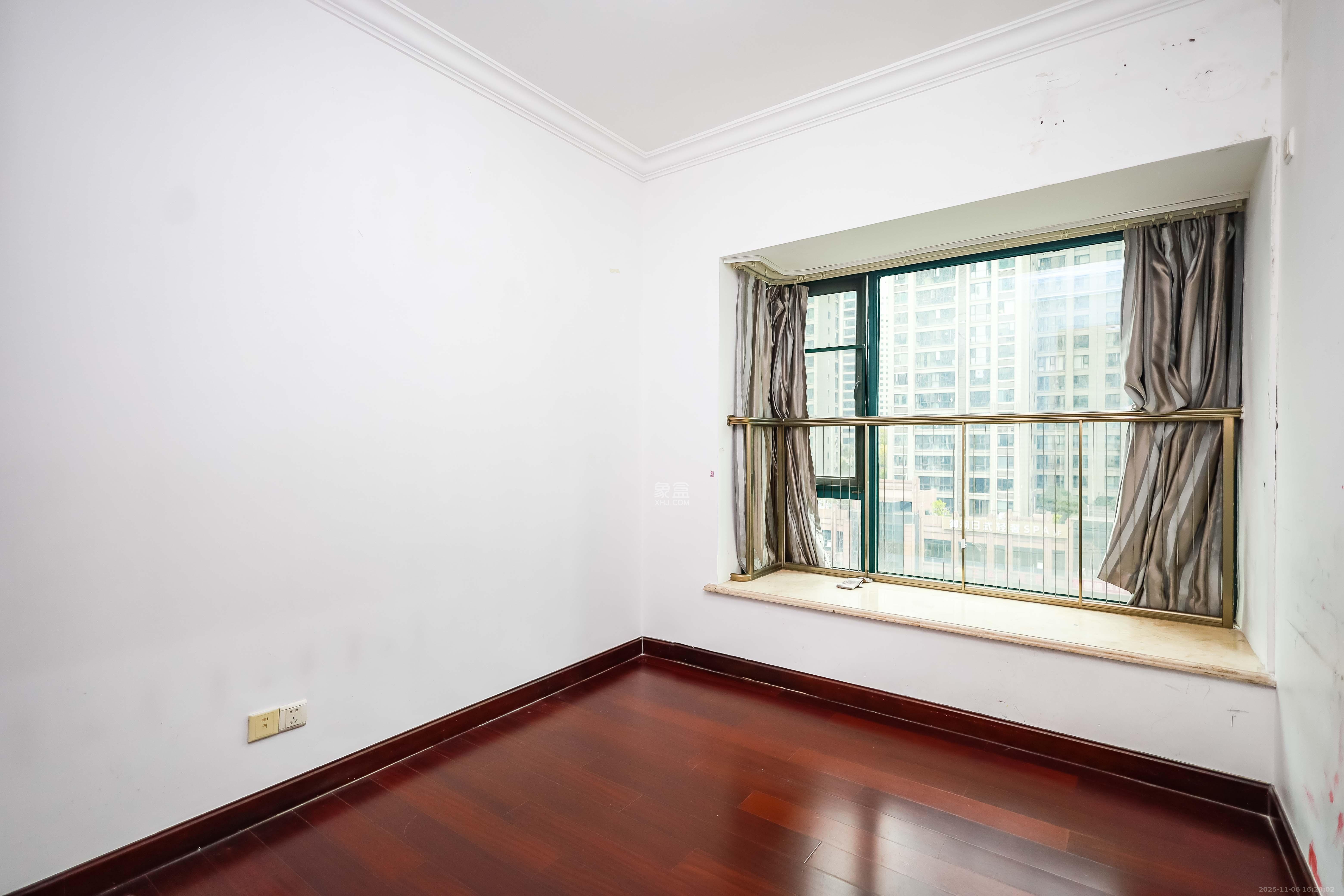 恒大华府  3室2厅1卫    128.0万卧室