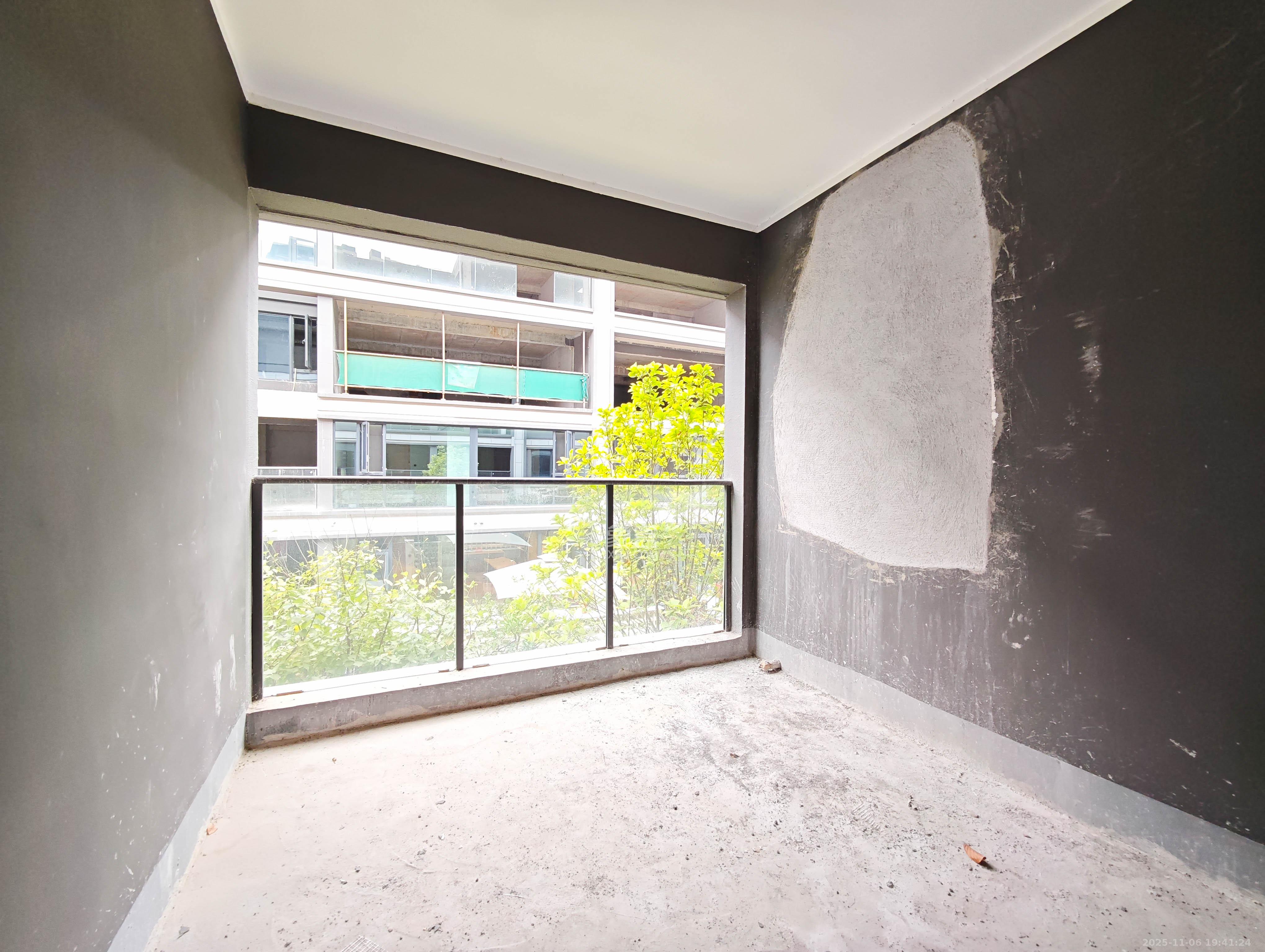 新城明昱东方  5室2厅3卫    319.0万卧室