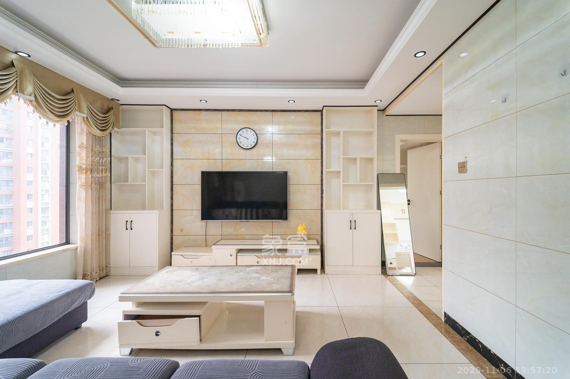 华润凤凰城二期 3室2厅1卫 65.8万 华润凤凰城二期 3室2厅1卫 65.8万客厅