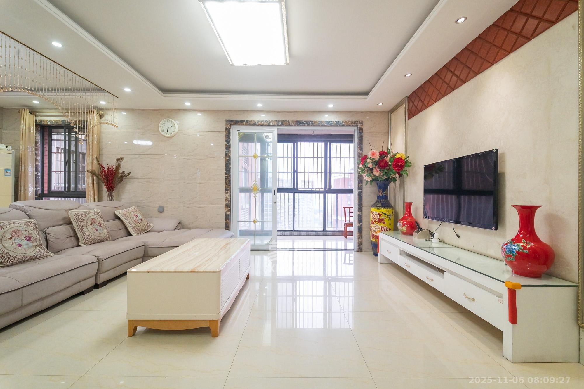 华润凤凰城二期 5室2厅2卫 109.8万 华润凤凰城二期 5室2厅2卫 109.8万客厅