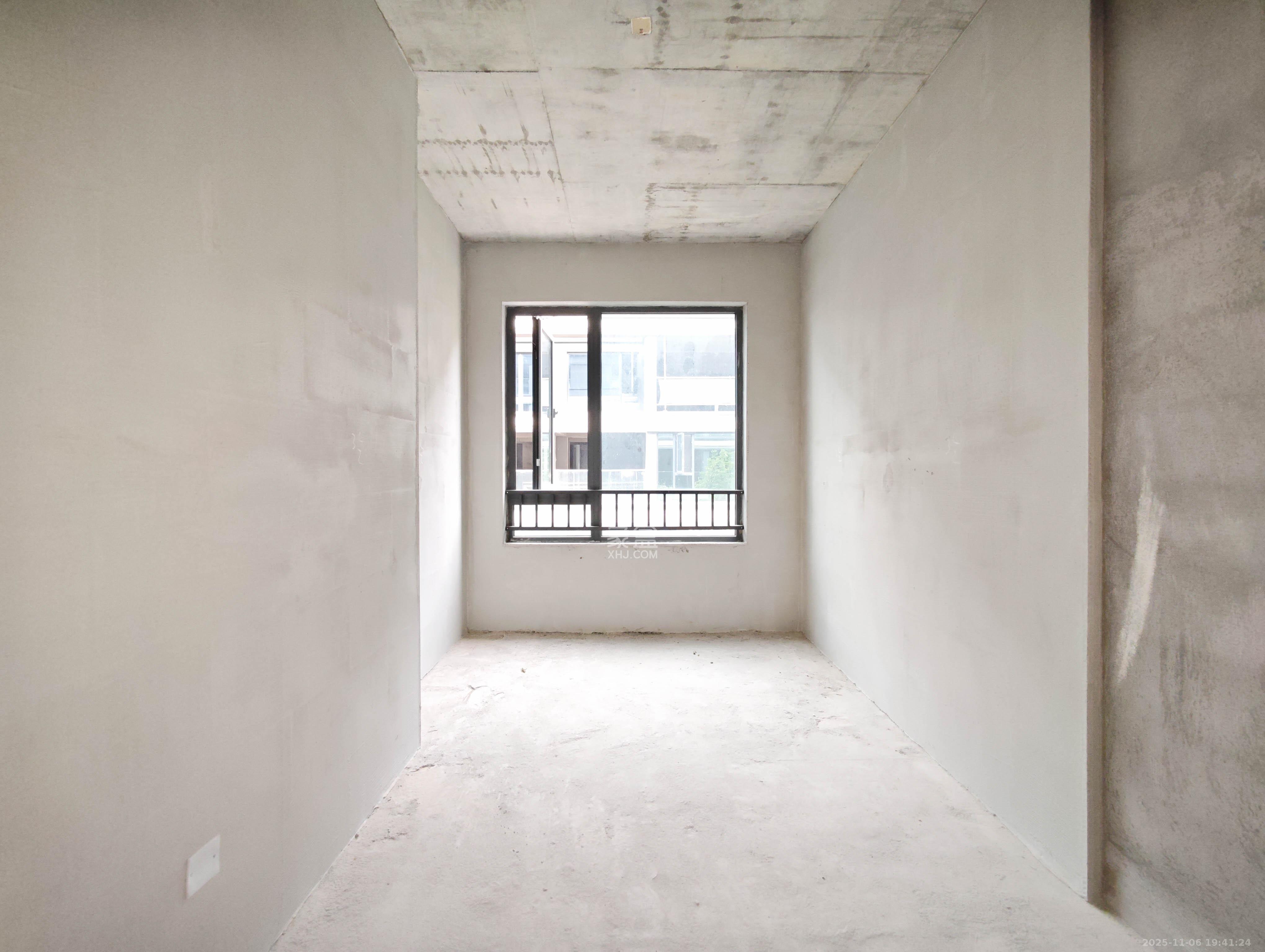 新城明昱东方  5室2厅3卫    319.0万卧室