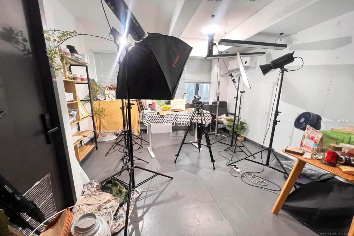 长房中庭国际(东郡华蓉广场) 5室2厅1卫 10800.0元/月 长房中庭国际(东郡华蓉广场) 5室2厅1卫 10800.0元/月室内图