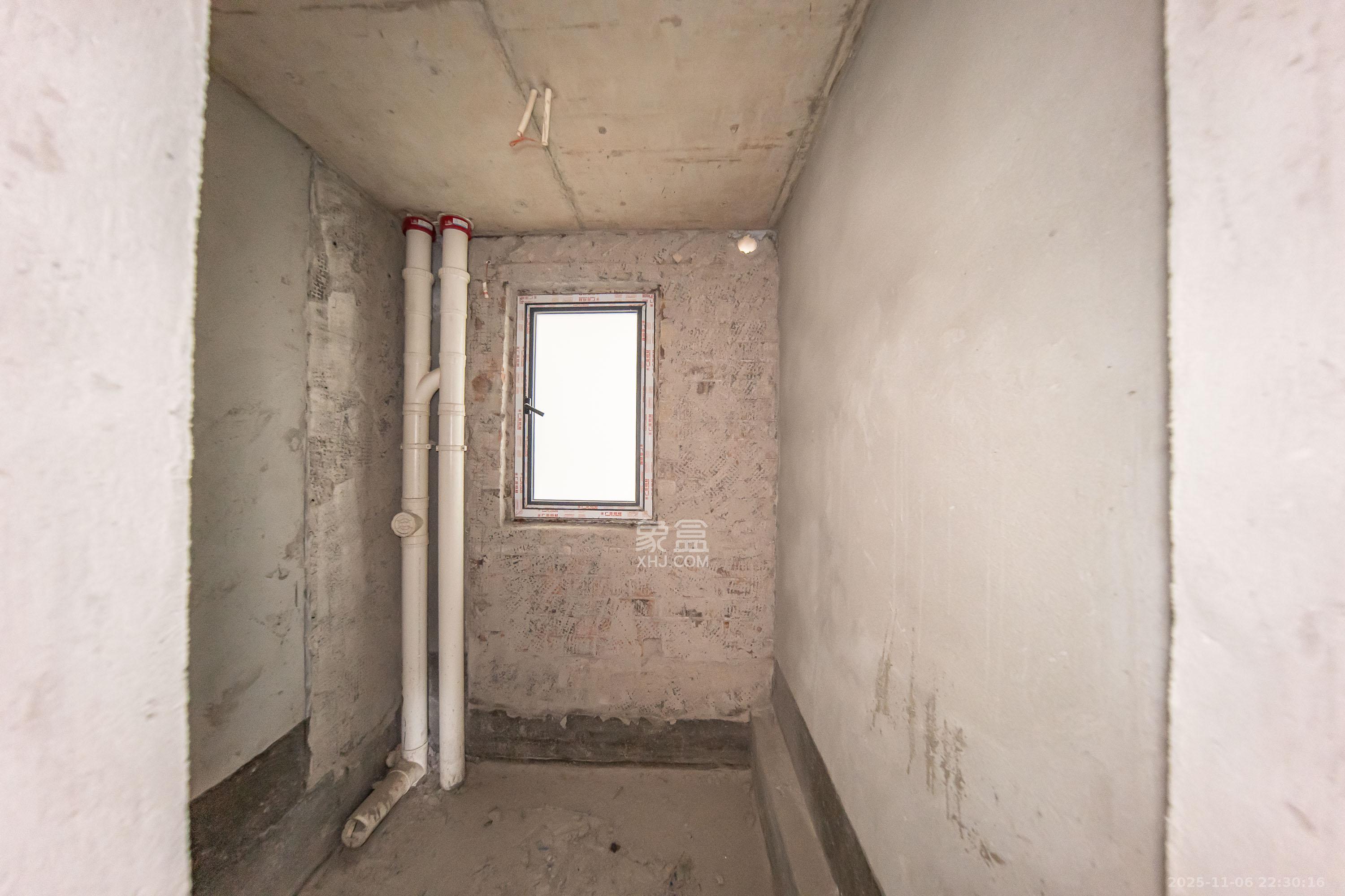 汉唐翰林府 4室2厅2卫 230.0万 汉唐翰林府 4室2厅2卫 230.0万卫生间