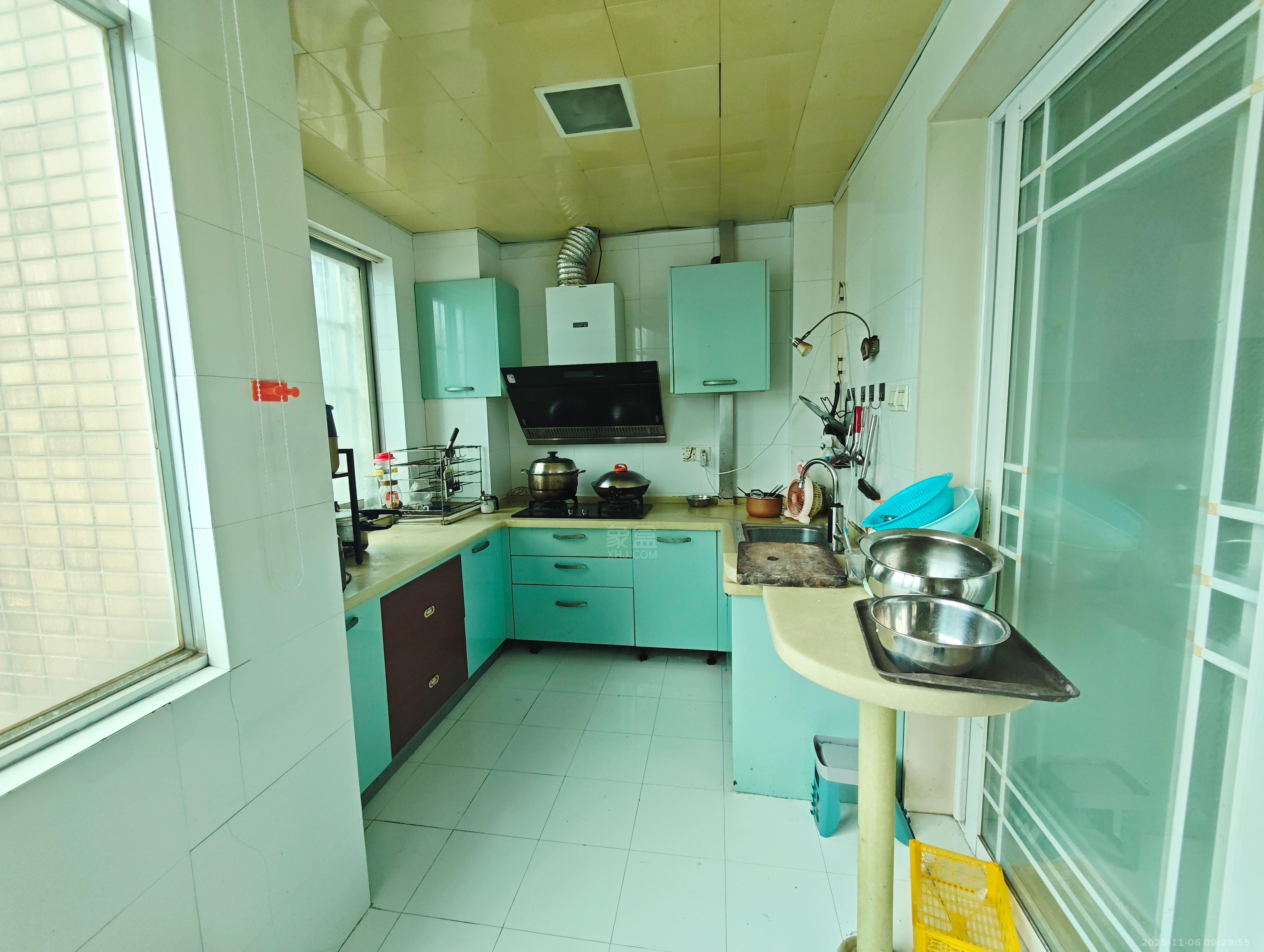 四季花园  3室2厅2卫    1600.0元/月室内图