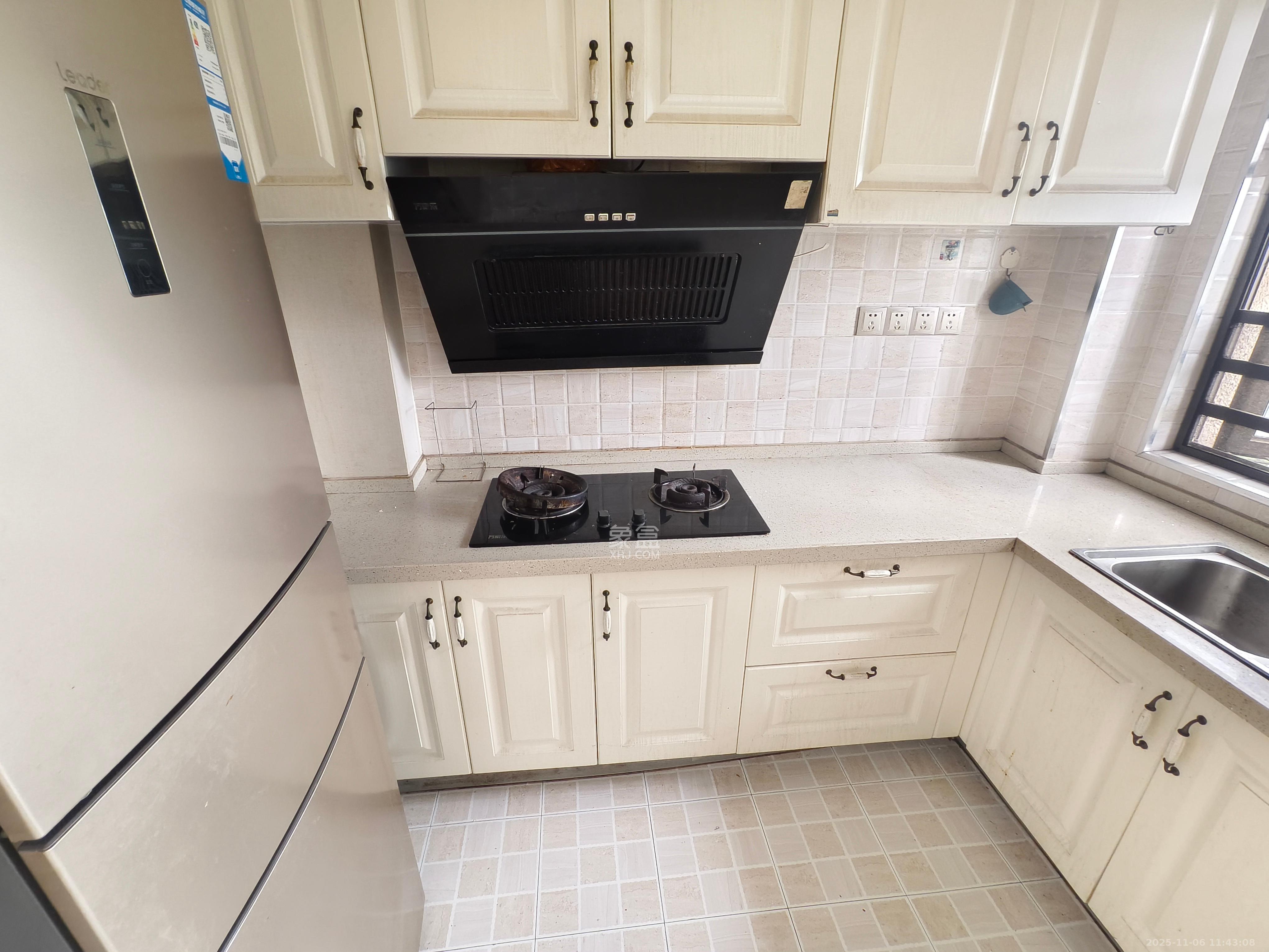 山语城三期 3室2厅2卫 2300.0元/月 山语城三期 3室2厅2卫 2300.0元/月室内图