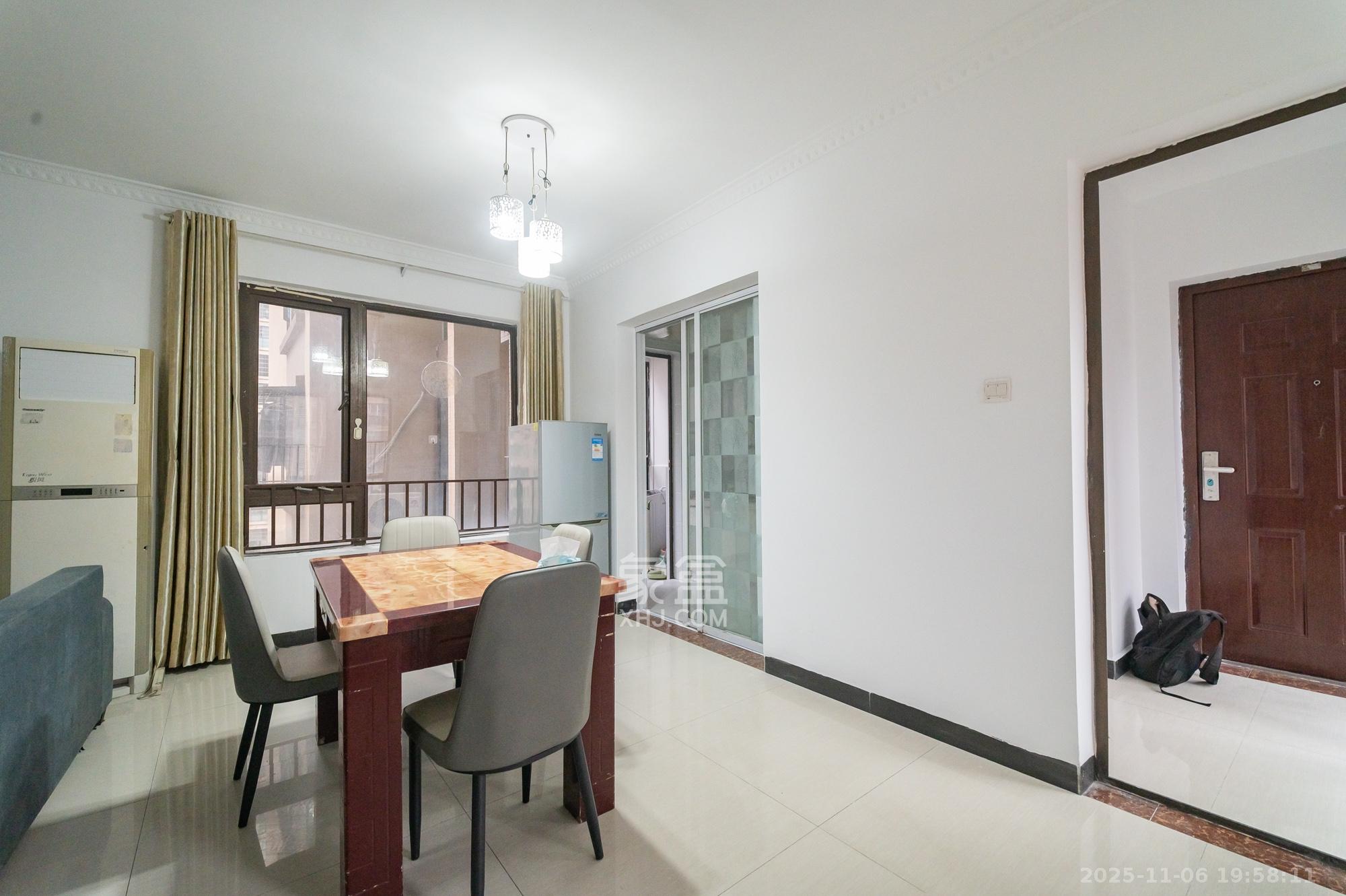 华润凤凰城三期 3室2厅2卫 85.0万 华润凤凰城三期 3室2厅2卫 85.0万客厅