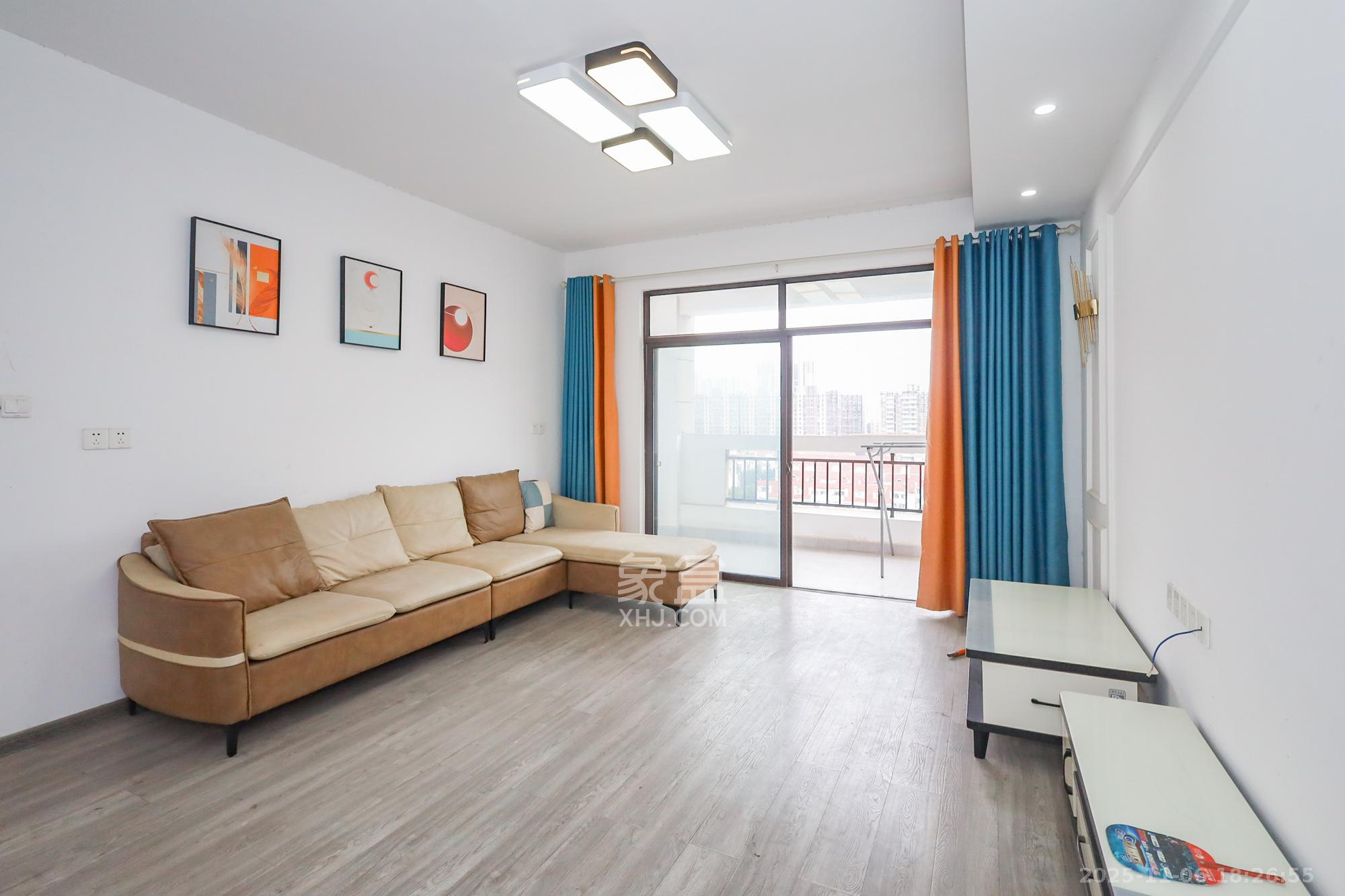 阳光丽城一期  4室2厅1卫    150.0万客厅