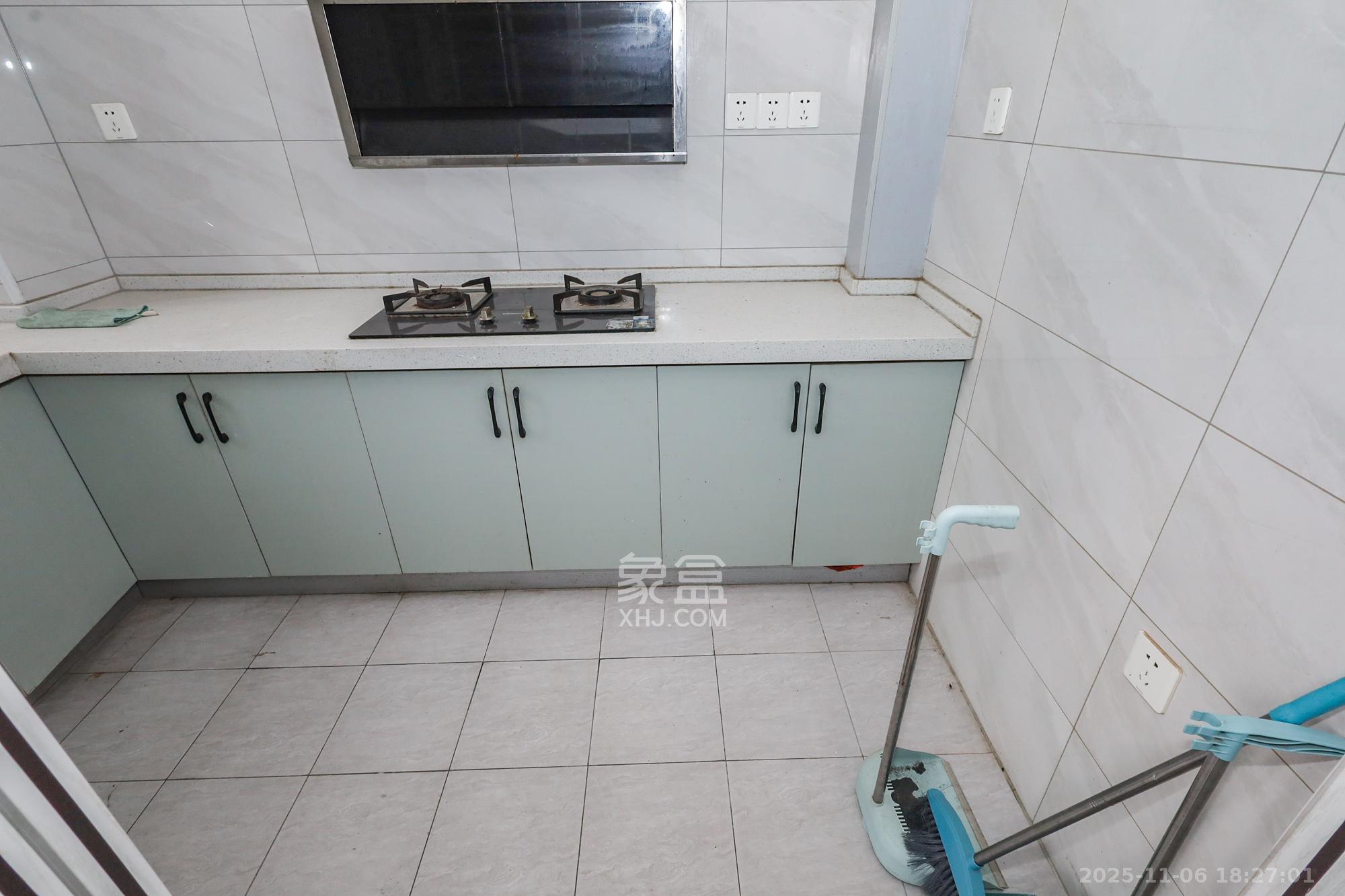 阳光丽城一期  4室2厅1卫    150.0万厨房