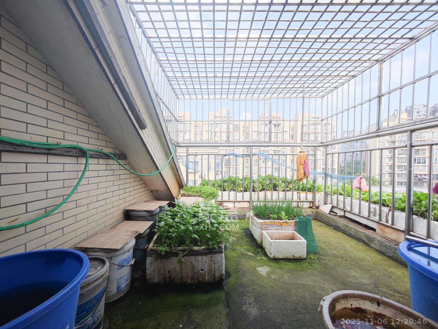 鄱阳小区  5室2厅2卫    70.0万阳台