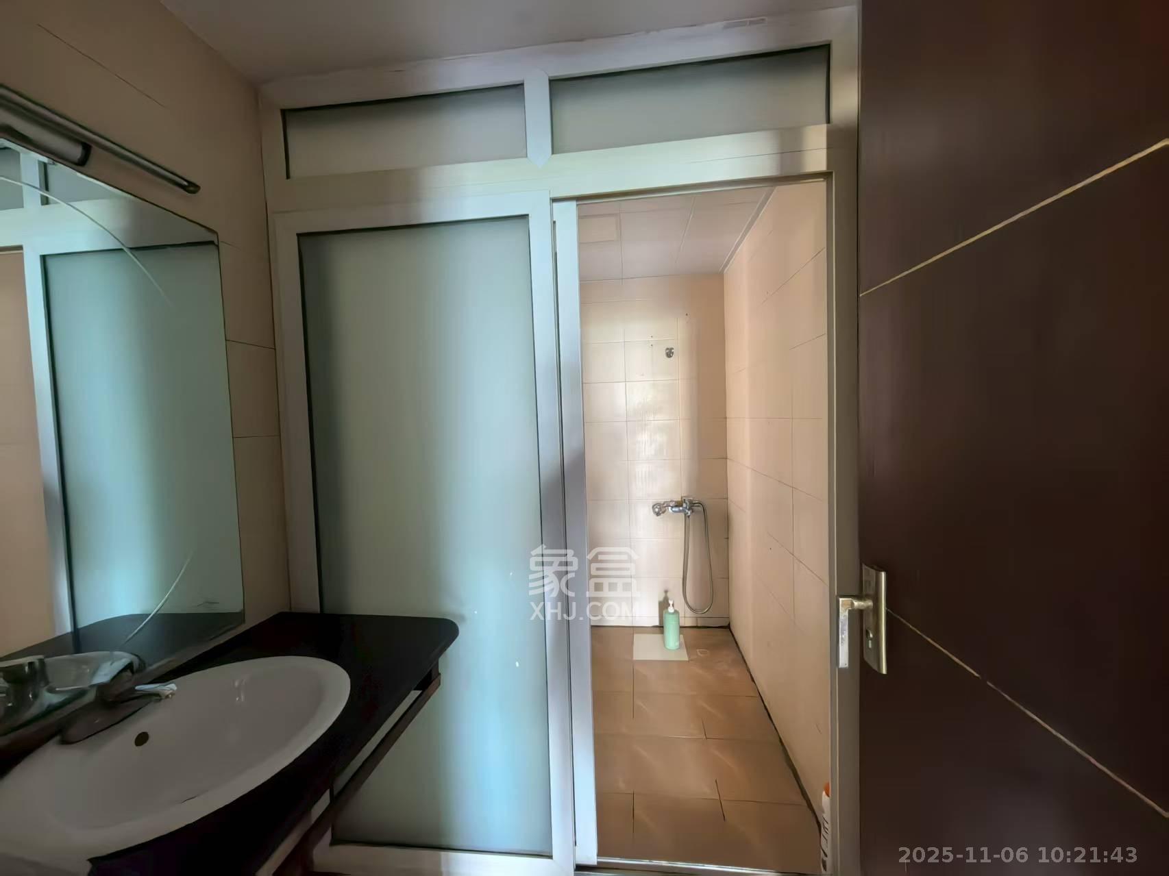 王府花园 3室2厅2卫 2600.0元/月 王府花园 3室2厅2卫 2600.0元/月室内图