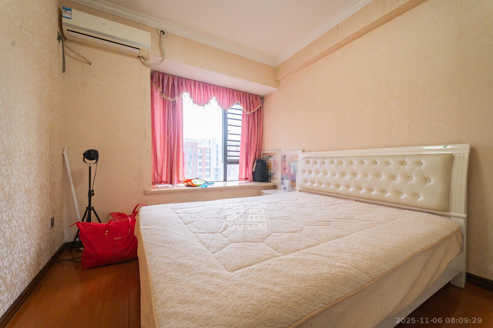 华润凤凰城二期 5室2厅2卫 109.8万 华润凤凰城二期 5室2厅2卫 109.8万卧室