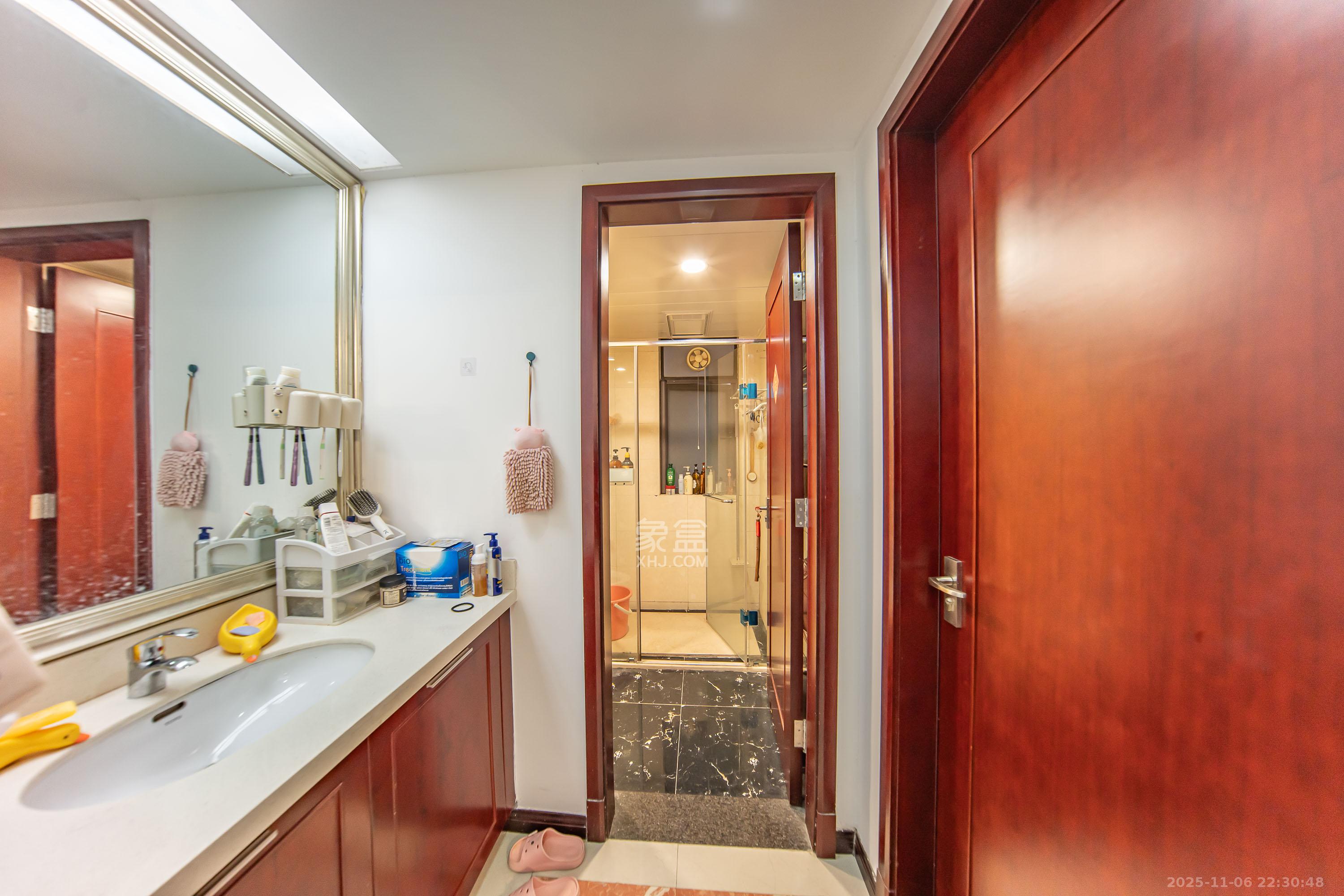 中海国际二期  3室2厅1卫    75.0万卫生间