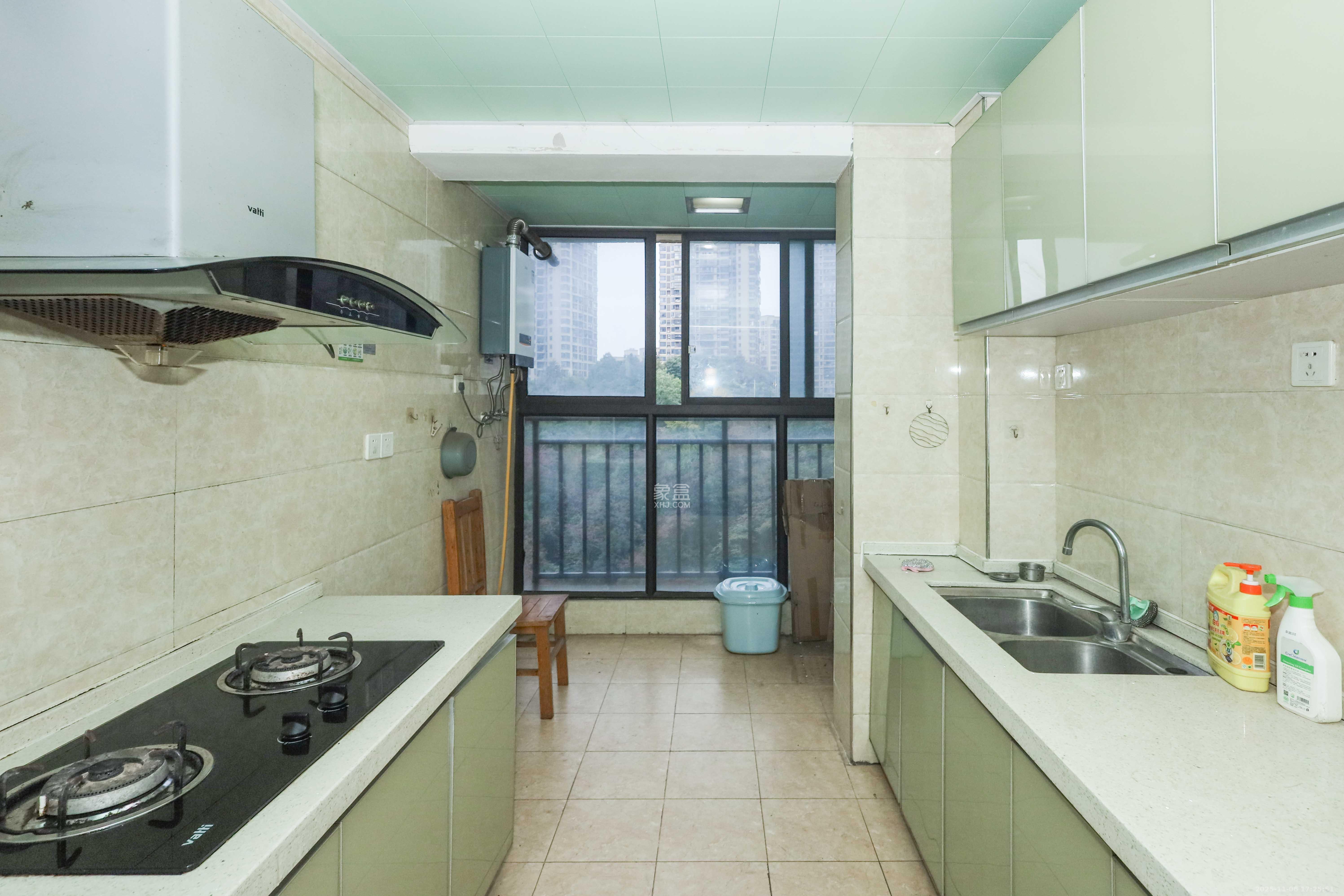 保利麓谷林语F区  4室2厅2卫    120.0万厨房