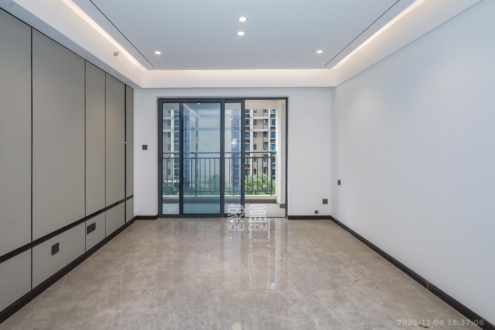 卓越中寰 1室0厅0卫 185.0万 卓越中寰 1室0厅0卫 185.0万客厅