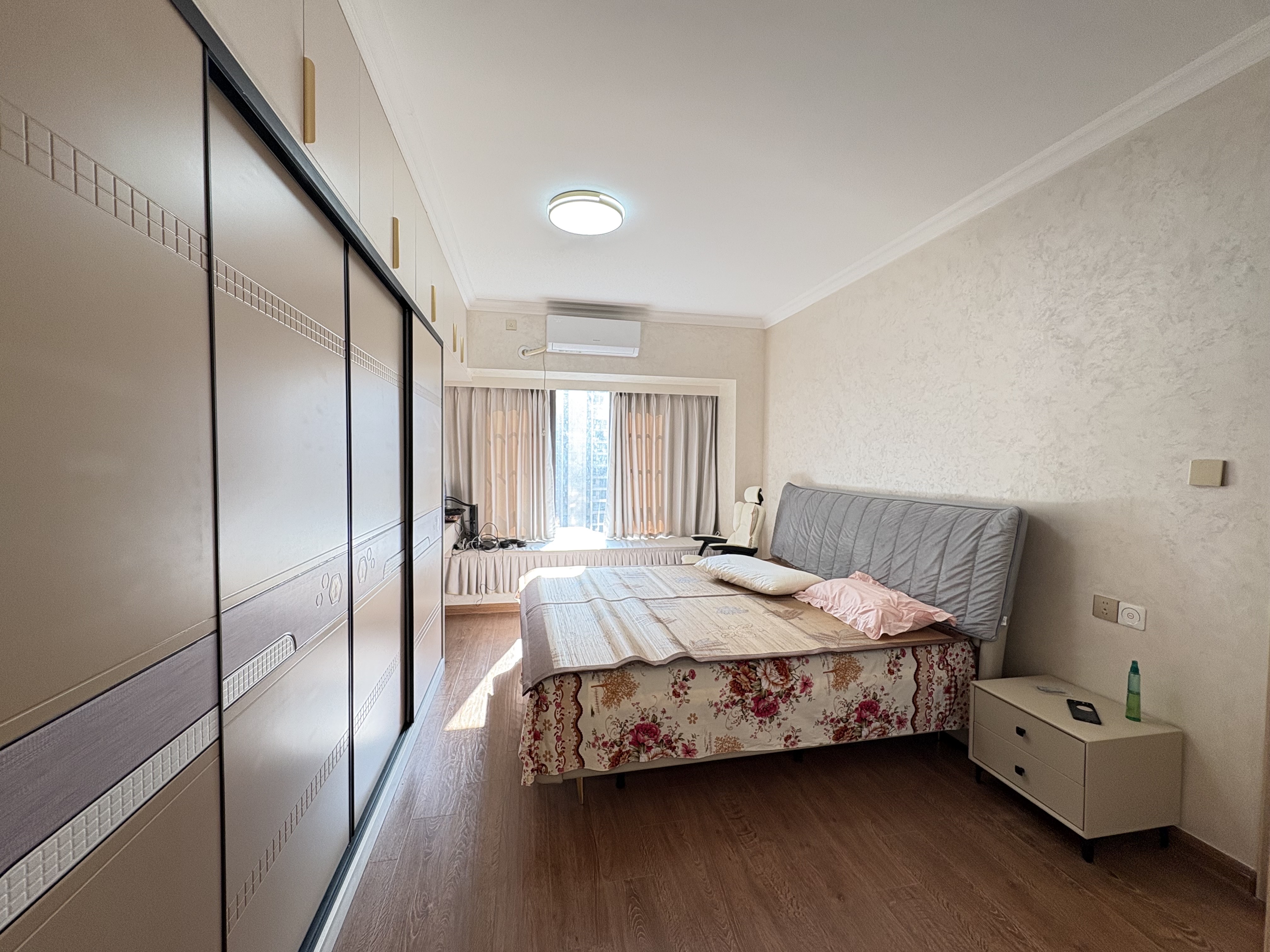 华耀碧桂园十里江湾誉峯 3室2厅2卫 75.0万 华耀碧桂园十里江湾誉峯 3室2厅2卫 75.0万客厅